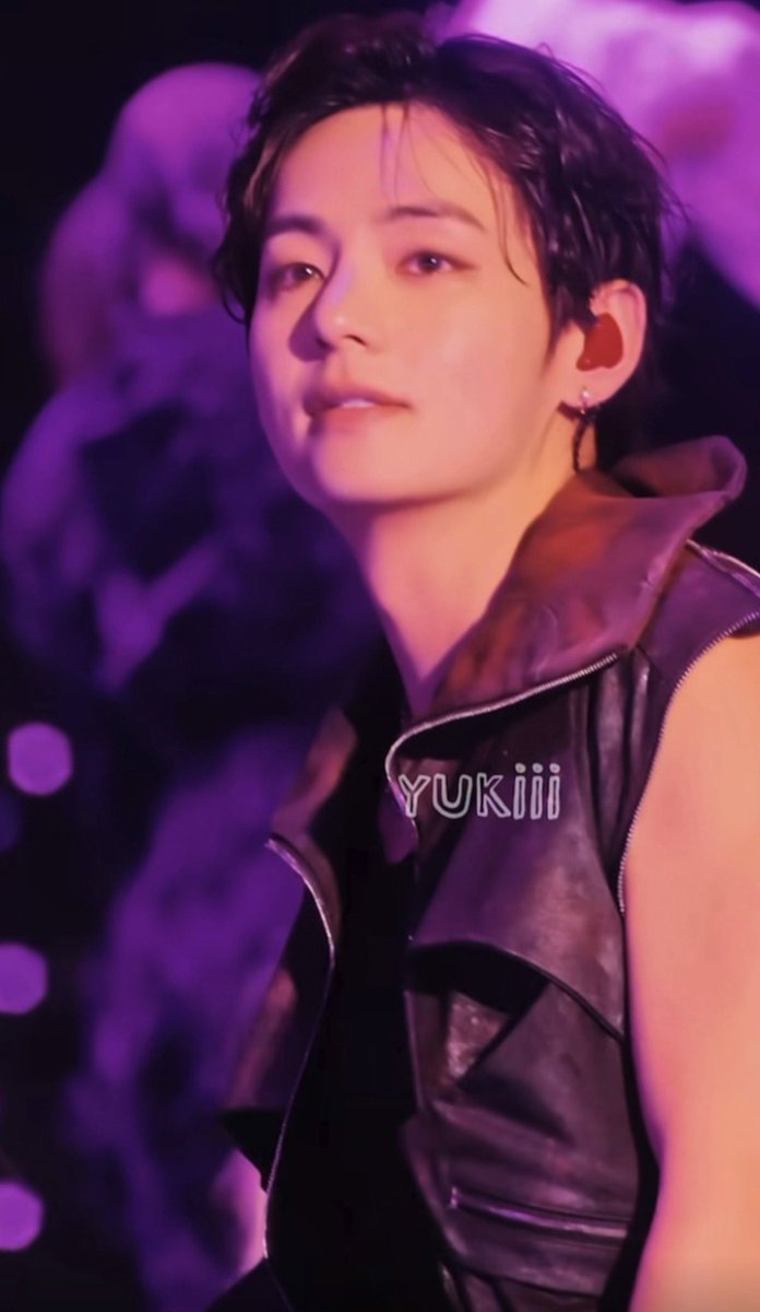 kthddd's tweet photo. This is how taehyung looks like in real life, no wonder he is called CGV... https://t.co/qpWaVaAN1V