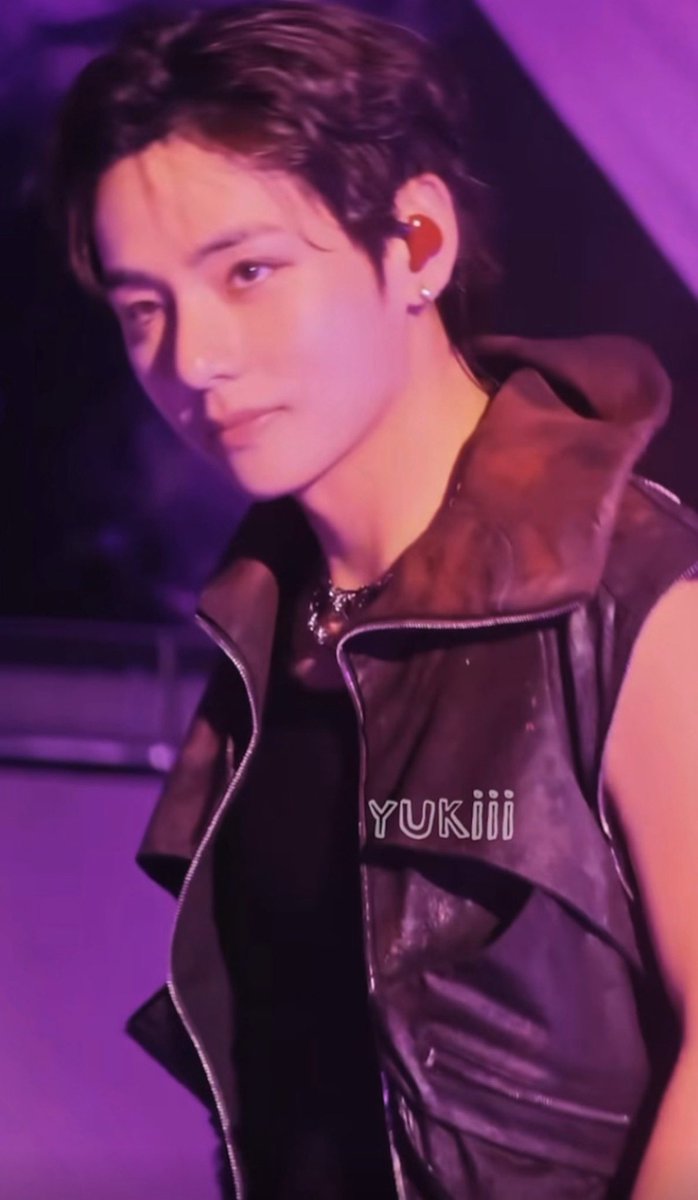 kthddd's tweet photo. This is how taehyung looks like in real life, no wonder he is called CGV... https://t.co/qpWaVaAN1V
