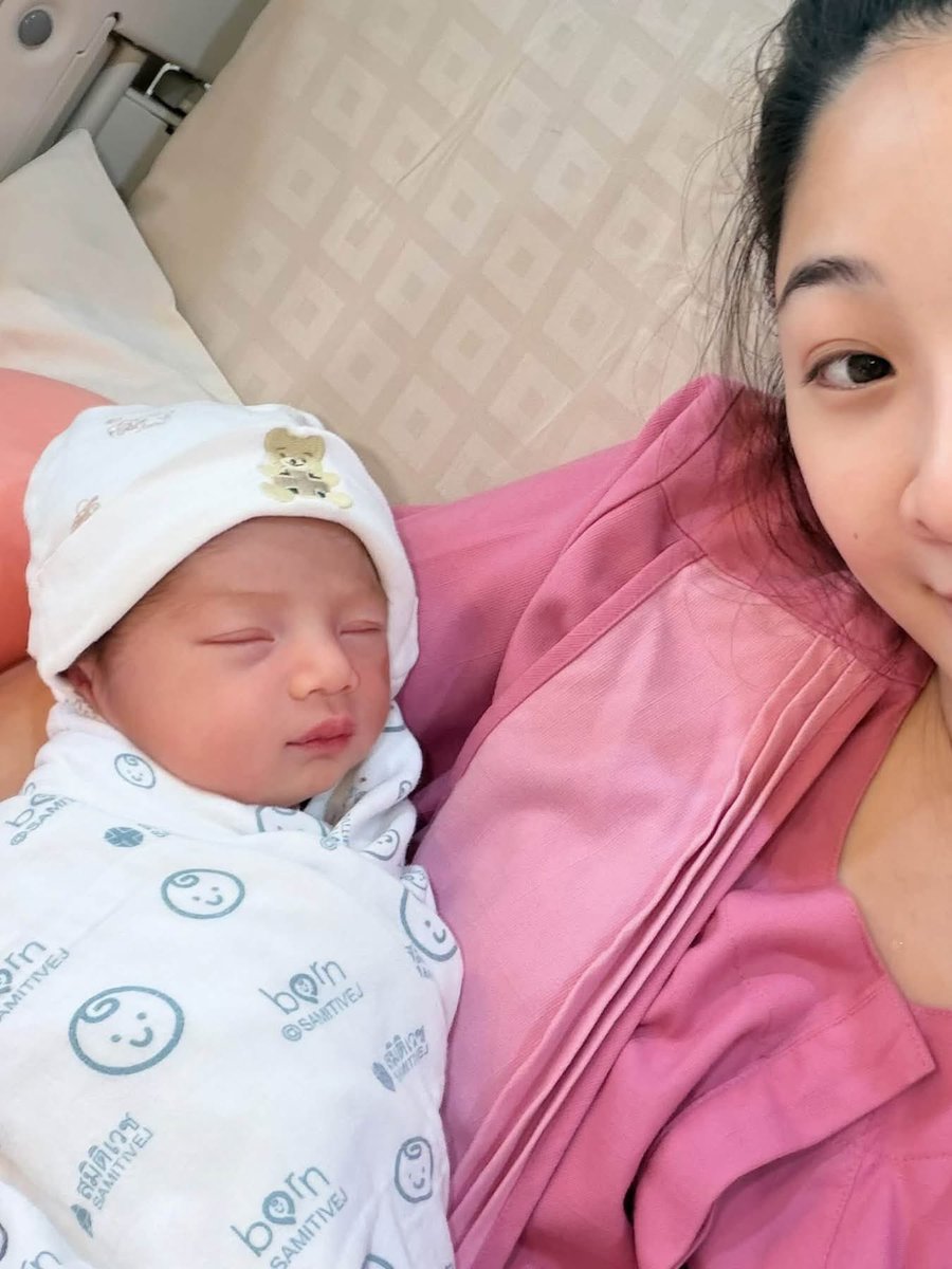 pttt236's tweet photo. บ้านนี้เฮฮามากกกกก ยินดีกับคุณแนนน้องสาวพี่นัทนิสาด้วยนะคะ คลอดลูกคนแรกแล้ว welcome น้องซีซั่นค้าบบบ พี่นัทมีหลาน อาม่ามีเหลนแล้ว ละพี่นัทไม่ลืมที่จะแกงอาม่า555555555555555 https://t.co/K4BO9TjOeI