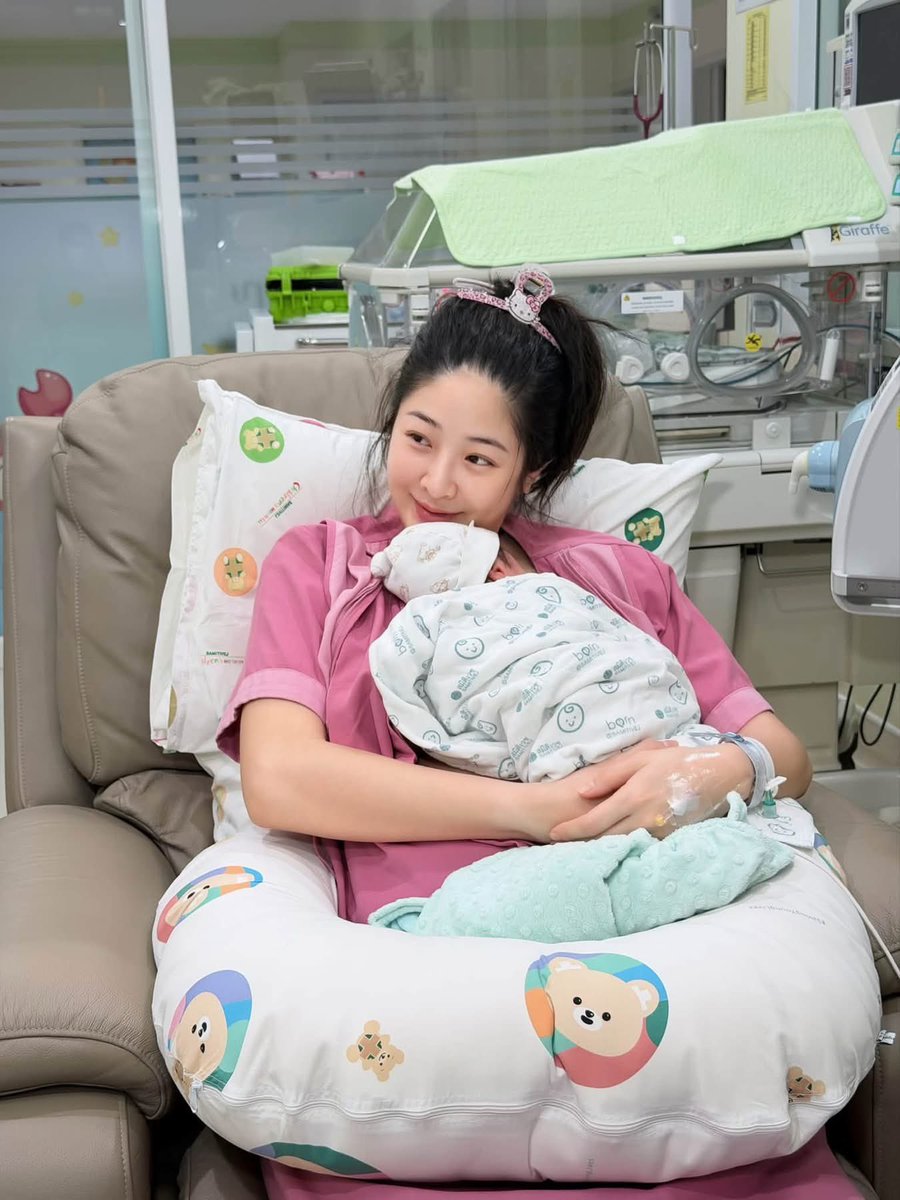 pttt236's tweet photo. บ้านนี้เฮฮามากกกกก ยินดีกับคุณแนนน้องสาวพี่นัทนิสาด้วยนะคะ คลอดลูกคนแรกแล้ว welcome น้องซีซั่นค้าบบบ พี่นัทมีหลาน อาม่ามีเหลนแล้ว ละพี่นัทไม่ลืมที่จะแกงอาม่า555555555555555 https://t.co/K4BO9TjOeI