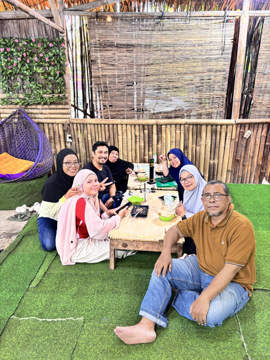 RamoneEndi's tweet photo. Pesan bunda.

Nomorsatukan keluarga karena mereka yang akan menerima mu dengan tangan terbuka dikala senang maupun susah. 
...
120an km pulang pergi demi mengabulkan keinginan kakak dan ibu menyantap sop durian di Saung Durian Mang Asep. https://t.co/aRRX5ngIcZ