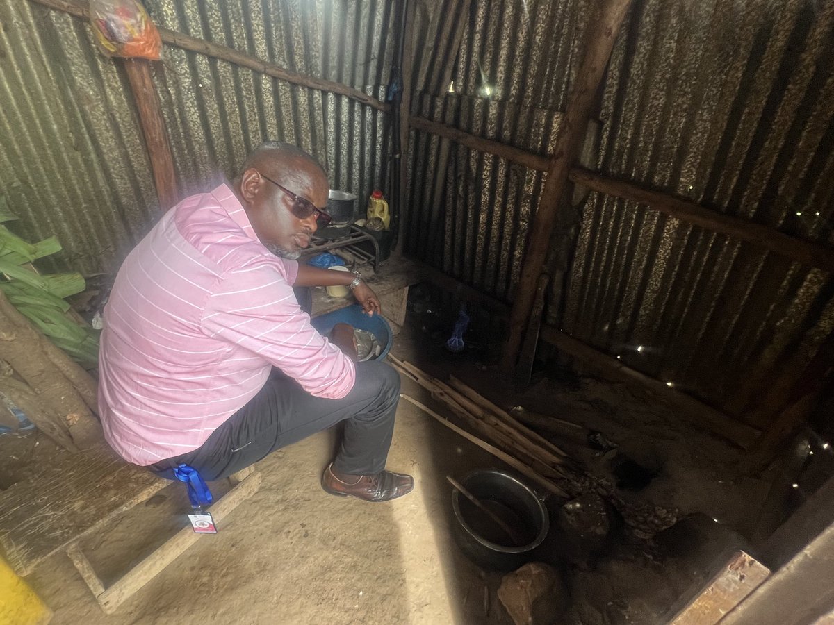 Kachainamedia's tweet photo. Research can make you look like a Witch Doctor 😂😂😂Kwonka @Kachainamedia  ndebire ebintu omunsi omu 🤭 https://t.co/zN8hsui0AF