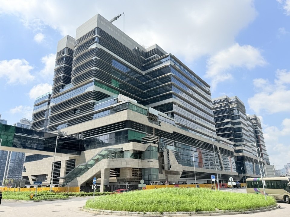 Cultural8Center's tweet photo. Kai Tak Hospital began phased operations today, with its Family Medicine Centre launching first. The hospital expects to provide around 350 family medicine appointments daily, with staff on hand to assist patients.

#HongKong  #KaiTak https://t.co/ozFiACx9iu