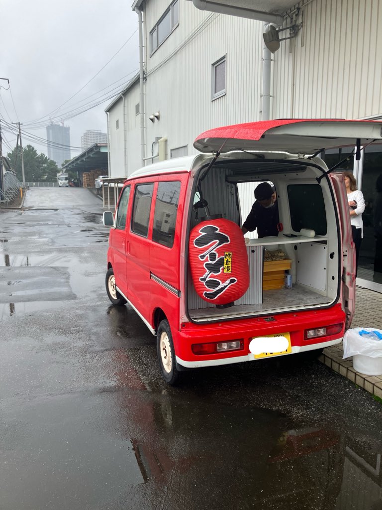 taza0102's tweet photo. ラーメンししょうのキッチンカー、管理してる倉庫に出店してもらいました
場所は柏市の倉庫の敷地内です
食べたけどうまかった！！最高やー！
ラーメン600円
チャーシューメン1000円

#Neo町中華ししょう
#キッチンカー
#屋台ラーメン https://t.co/4r4P7bbnln