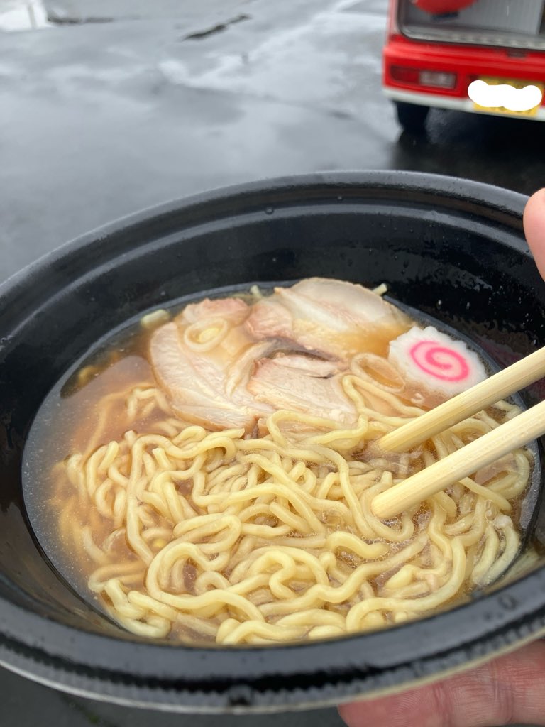 taza0102's tweet photo. ラーメンししょうのキッチンカー、管理してる倉庫に出店してもらいました
場所は柏市の倉庫の敷地内です
食べたけどうまかった！！最高やー！
ラーメン600円
チャーシューメン1000円

#Neo町中華ししょう
#キッチンカー
#屋台ラーメン https://t.co/4r4P7bbnln