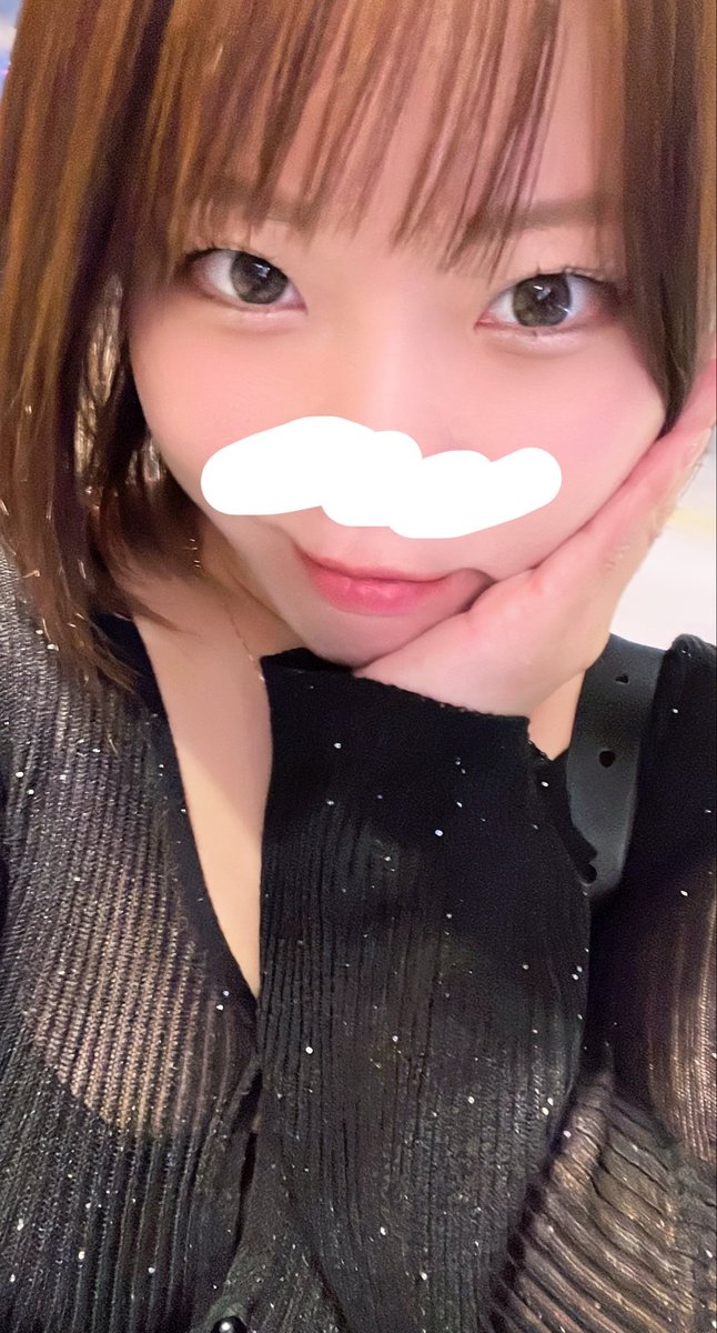 new_kuma_chan's tweet photo. これは跳ねた髪の毛を抑えているのだけど結果的に古の歯痛ポーズになってしまった34歳のわたし https://t.co/WxLBAmd0rU