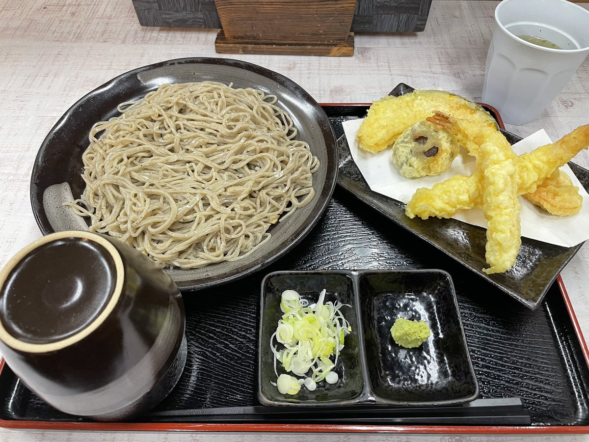 1chichi's tweet photo. 内装工事でお休みしていた、お気に入りの「十割そば 風」さん。
前を通ったらリューアルオープンののぼり旗が見えたので、その瞬間今日のお昼は蕎麦に決定w
今回は定番の天もりを注文。
天ぷらのラインナップがちょっと変わったかな？
でも蕎麦は変わらず美味しかった！
また来ます！ご馳走様でした😋 https://t.co/wg7YderrTf
