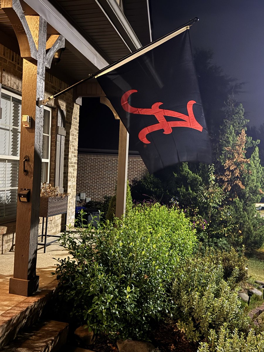 KINGOFMAGICCITY's tweet photo. Finally put my flag up!! ROLL TIDE!! https://t.co/Q4XPqJWlro