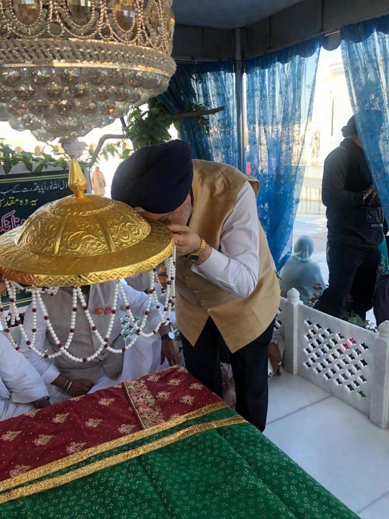 HardeepSPuri's tweet photo. ਸੂਰਜ ਕਿਰਣਿ ਮਿਲੇ ਜਲ ਕਾ ਜਲੁ ਹੂਆ ਰਾਮ ॥
ਜੋਤੀ ਜੋਤਿ ਰਲੀ ਸੰਪੂਰਨੁ ਥੀਆ ਰਾਮ ॥

ਸਮੁੱਚੀ ਮਾਨਵਤਾ ਨੂੰ ਸਰਵ ਸਾਂਝੀਵਾਲਤਾ, ਸਮਾਨਤਾ ਅਤੇ ਸਰਬੱਤ ਦੇ ਭਲੇ ਦਾ ਫ਼ਲਸਫ਼ਾ ਬਖਸ਼ਣ ਵਾਲੇ ਧੰਨ-ਧੰਨ ਸ੍ਰੀ ਗੁਰੂ ਨਾਨਕ ਦੇਵ ਜੀ ਦੇ ਜੋਤੀ-ਜੋਤਿ ਦਿਵਸ ਮੌਕੇ ਗੁਰੂ ਚਰਨਾਂ 'ਚ ਸੀਸ ਨਿਵਾਉਂਦਾ ਹਾਂ। ਆਉ ਅਸੀ ਸਾਰੇ ਗੁਰੂ ਸਾਹਿਬ ਦੁਆਰਾ ਦਰਸਾਏ ਸੱਚ ਦੇ ਮਾਰਗ ਨੂੰ ਅਪਣਾ ਕੇ ਜੀਵਨ ਦਾ ਅਸਲ ਰਾਹ ਪਛਾਣੀਏ।

#SriGuruNanakDevJi #JyotiJyotDiwas
