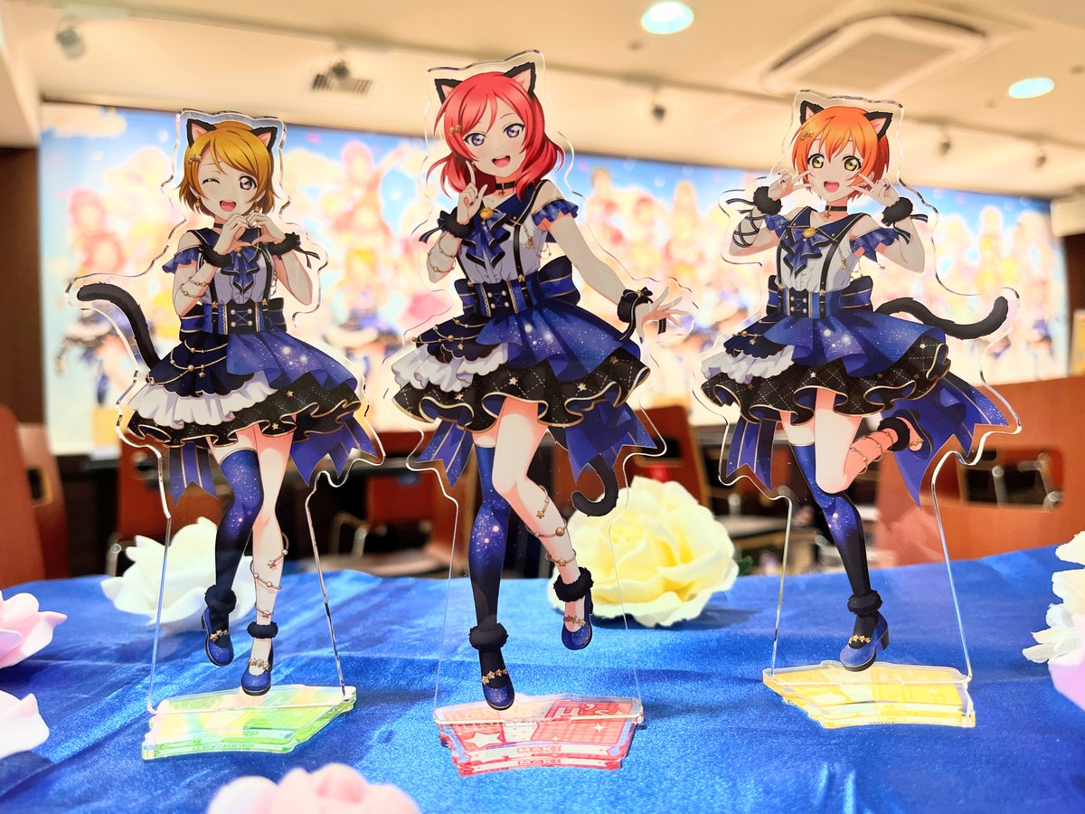 GiGOcafe_aki3's tweet photo. 『GiGOコラボカフェ ラブライブ！シリーズ　オフィシャルカードゲーム2026』

【新商品紹介】
▪アクリルスタンド(μ's) 各1,800円(税込)

にゃんずμ'sの1年生！
#GiGOカフェ秋葉原3 号館にて販売中！
※現在完売している新商品はございません https://t.co/P7YM3ILWxt