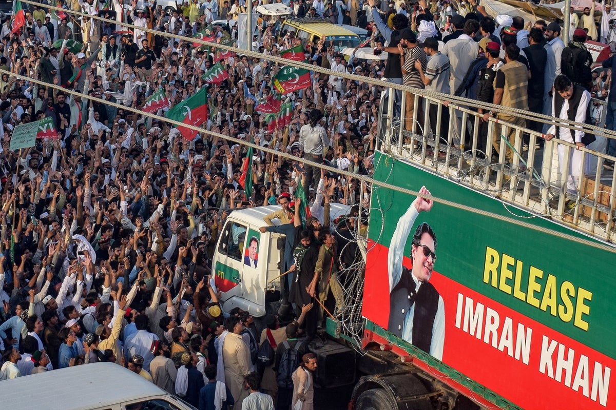 Independent's tweet photo. Jailed former Pakistan leader Imran Khan’s supporters march on capital to demand his release https://t.co/BqhUOsXLeL https://t.co/xgfdKMZXGZ