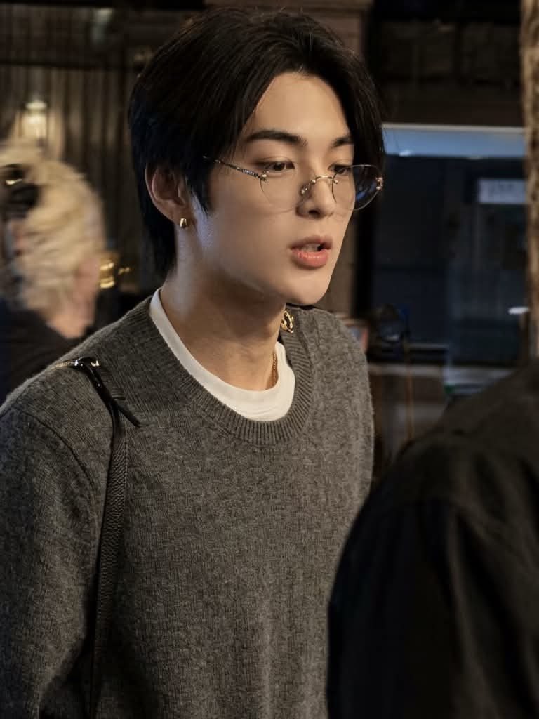 geonhocean's tweet photo. long-haired #keonho with those glasses and piercings… wow 😭 https://t.co/chzsSIReYu