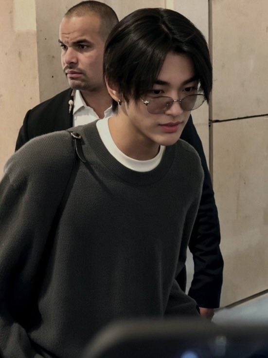 geonhocean's tweet photo. long-haired #keonho with those glasses and piercings… wow 😭 https://t.co/chzsSIReYu