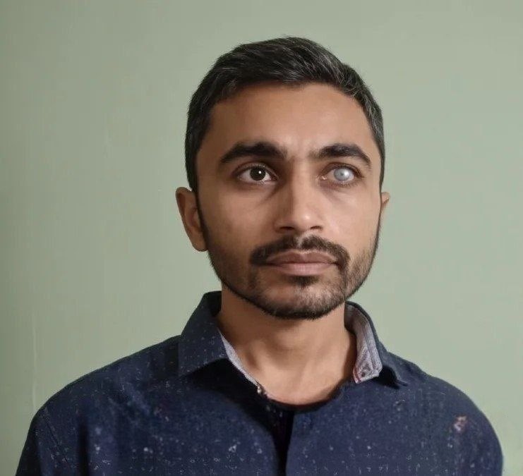 TrishulTactics's tweet photo. 🚨 ASSAM ESPIONAGE ALERT

Assam STF arrests 2 suspected Pakistan-linked informants in Guwahati.

🔴 Abhishek Kumar Singh (31) of Bihar
🔴 Retired Army jawan working on contract

They allegedly passed sensitive Army movement & security details linked to Gajraj Corps, Tezpur to a Pakistan Intelligence Operative.

📱 Phones, SIM cards & restricted documents recovered.