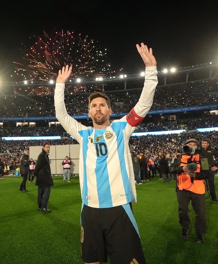 BLindergw's tweet photo. 🔴 الـ 6 من أكتوبر القادم.. 
 الوداع الأخير لـ ميسي 🇦🇷👋

الرئيس الأرجنتيني يعلن أن 6 أكتوبر إجازة رسمية، من أجل الشعب كله يجلس في البيت ويتابع آخر مباراة لميسي بقميص الأرجنتين 🐐🇦🇷 https://t.co/7diL8k7Ahm