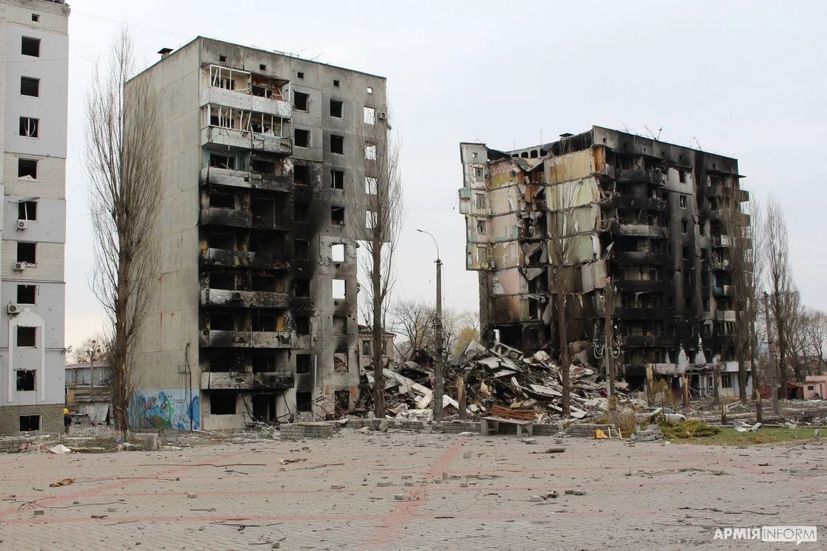 KIVOZ_DE's tweet photo. Vadym verließ mit seinem Sohn den Keller. Seine Mutter und vier weitere Angehörige blieben, weil sie Schüsse russischer Soldaten auf der Straße fürchteten. 20 Minuten später traf eine Bombe Haus 359. Mindestens 23 Menschen starben. https://t.co/4j84h4xq8I