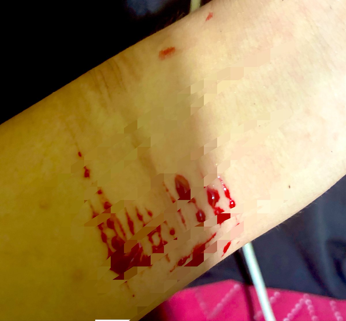 sillyivn_012's tweet photo. Maquillaje falso , estoy practicando mi maquillaje para halloween :3 https://t.co/WbSK2RaCzU