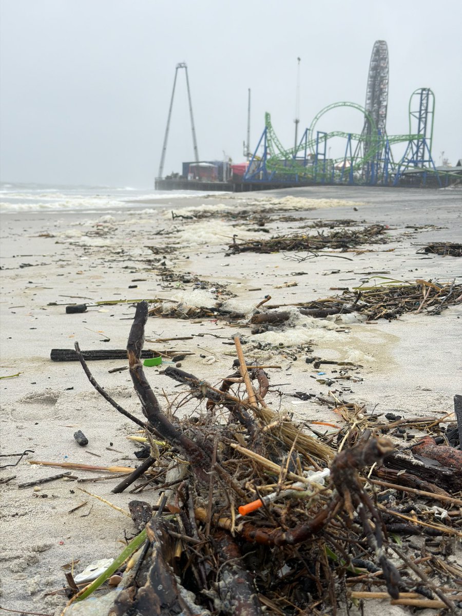 JakeMcnellis's tweet photo. Alot of medical waste, especially needles, washing up near Seaside Heights, Nj. https://t.co/nAbTsE3SQm