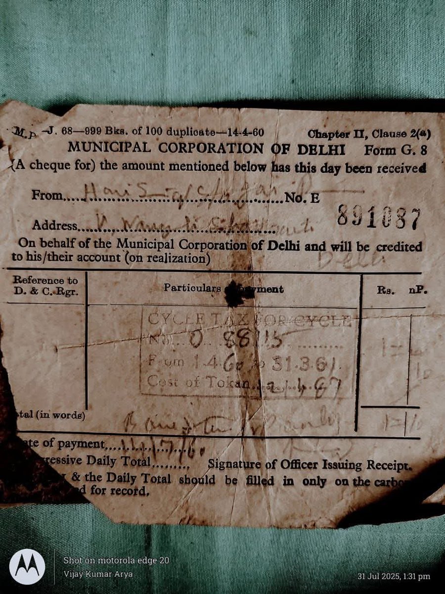 jpsin1's tweet photo. 1960-61 में नेहरू जी भारत के प्रधानमंत्री थे 

उस वक्त  सोवियत संघ के मदद से भारत में तमाम फैक्ट्रियां लगनी शुरू हुई तो साइकिल की सेल बढ़ गई हालांकि उसे जमाने में भी मोटर कर और बाइक थी एचडी जावा जैसी बाइक थी लेकिन वह उच्च वर्ग के लोग ले सकते थे मध्यम वर्ग और निम्न मध्यम वर्ग साइकिल ही खरीद सकता था

 उस वक्त ज्यादातर साइकिल विदेश से आई थी जिसमें BSA  रेले  नंबर वन थी जो ब्रिटेन से आती  थी तब नेहरू जी  साइकिल की कीमत का 10% आयात कर वसूलते थे और प्रतिवर्ष एक रुपया 10 पैसा साइकिल टैक्स लेते थे लाइसेंस फीस 

जबकि उस वक्त के लेबर फोर्स को लोगों को साइकिल की बहुत जरूरत थी 

हमारे नेहरू जी कितना दूरदर्शी थे

 और कांग्रेसी कहते हैं कि भारत में कभी कोई टैक्स था ही नहीं टैक्स तो 2014 के बाद नरेंद्र मोदी जी ने वसूलना शुरू किया