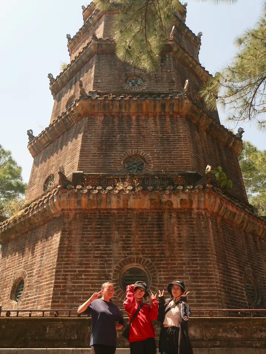 KoryFlandes's tweet photo. Hué : la pagode emblématique et l’incroyable village des encens. https://t.co/rSDxm4Z8GO