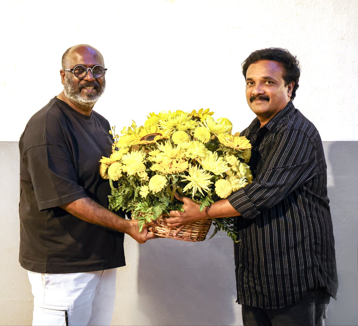 RdRajaOfficial's tweet photo. எனது பிறந்தநாளில், 
என் அன்புச் சகோதரரும்,
25 வருட நண்பருமான 
திரு.T. முத்துராஜ் அவர்களின் புதிய தயாரிப்பு நிறுவனமான 
“மந்திரா ஸ்டுடியோஸ்” (MANTHIRA STUDIOS) தொடங்கப்பட்டிருப்பதை அறிவிப்பதில் பெருமகிழ்ச்சி அடைகிறேன்.

இந்தியாவின் முன்னணி 
கலை இயக்குநராக பல சாதனைகள் படைத்த T. முத்துராஜ் அவர்களின்
 நீண்ட நாள் கனவான இயக்குநர் அவதாரப் பயணம் தொடங்கியிருப்பதை அறிவிப்பதில் பெருமையும் மட்டற்ற மகிழ்ச்சியும் அடைகிறேன்..!

மாபெரும் பொருட்செலவில், நீண்ட கால உழைப்பில் தயாராகும் இத்திரைப்படத்தின் மூலம் நம் இந்தியத் தொழில்நுட்பக் கலைஞர்கள், ஹாலிவுட் (Hollywood) தொழில்நுட்பக் 
கலைஞர்களுக்கு சவால் விடுவார்கள் என்று முழுமையாக நம்புகிறேன்..!

எனது அன்பு இயக்குநர் திரு. T. முத்துராஜ் அவர்களின் இந்தச் சாதனையை நோக்கிய பயணத்தில் நானும் இணைந்து பணியாற்றுவது பெருமகிழ்ச்சி..!

இந்த வெற்றிப் பயணத்தில் பணியாற்றும் அனைத்து நடிகர்களுக்கும்,தொழில்நுட்பக் கலைஞர்களுக்கும் என் மனமார்ந்த வாழ்த்துகள்..!
😊❤️🎯🎉👑🔥👍

அன்புடன்,
ஆர்.டி.ராஜா
Creative and Promotional Consultant