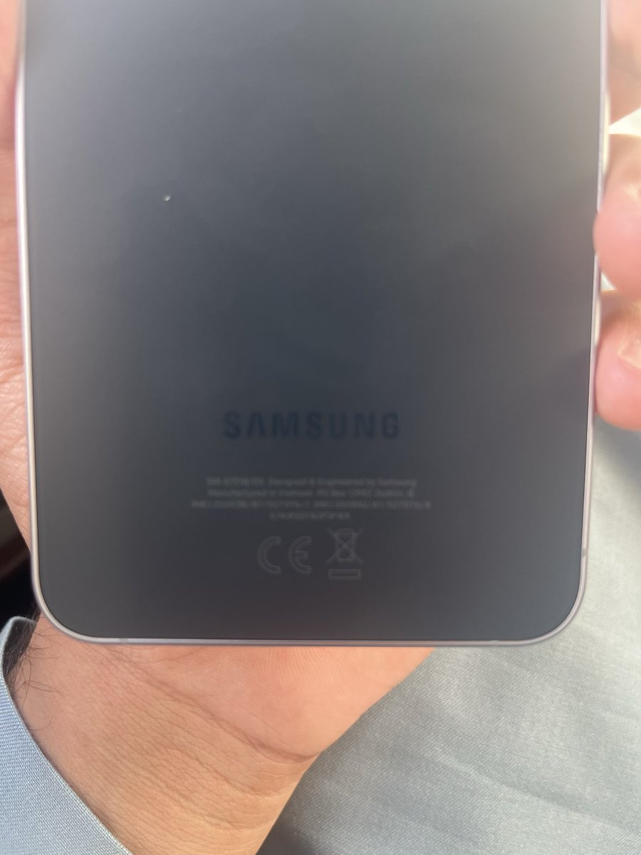 relv_vv's tweet photo. ليه حاطين التشوه ذا في خلفية ؟
@SamsungSAUDI https://t.co/N6t3dclXZW