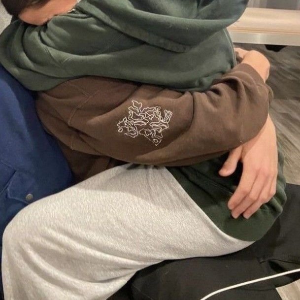 devfbhi's tweet photo. منو يجي بحضني🙃 https://t.co/2SATWwKHuA