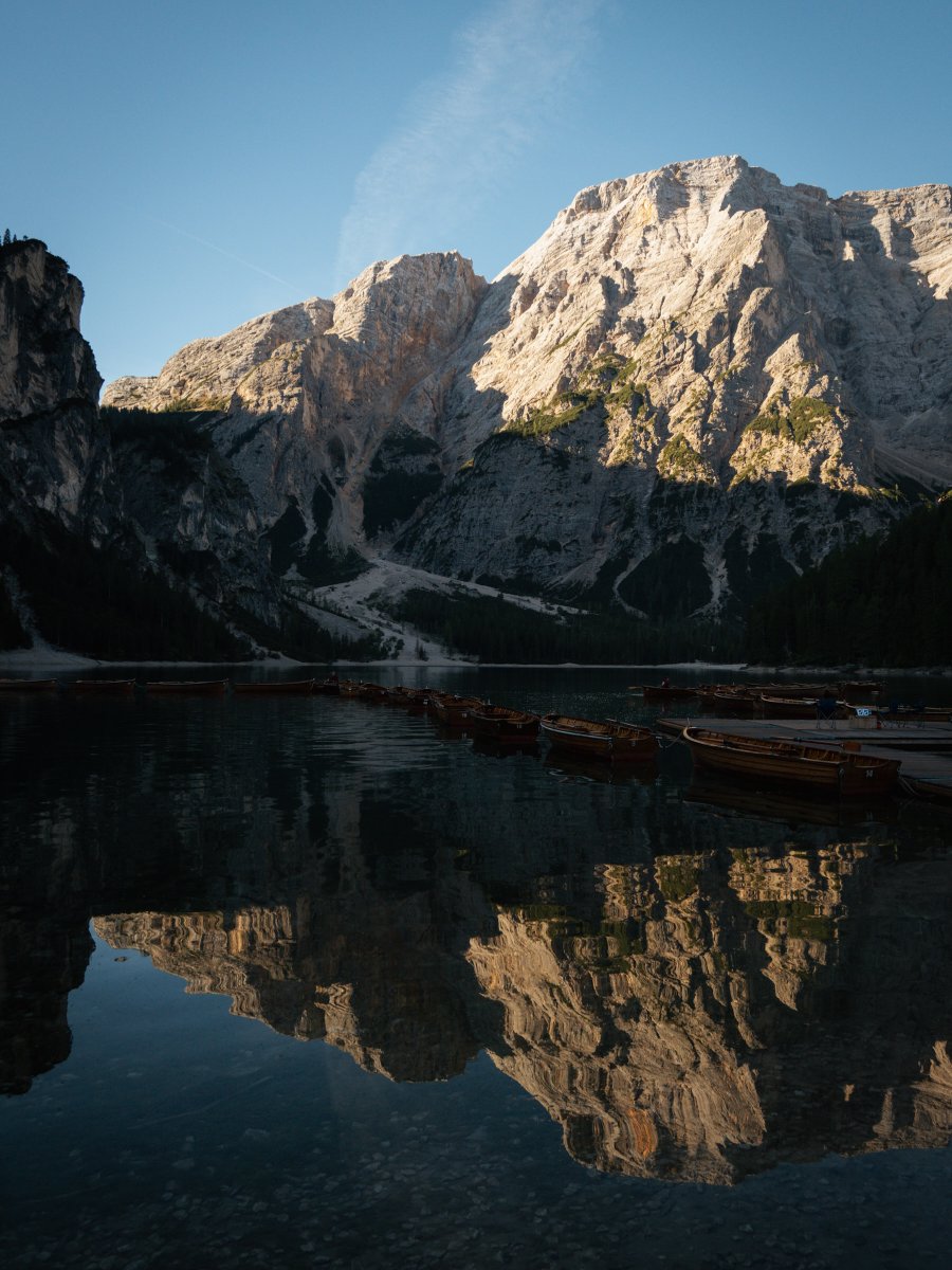 3beery_'s tweet photo. Lago di Braies at sunrise. 24mm, f/8, 1/640s, ISO 800. https://t.co/7VIFnYZcVp