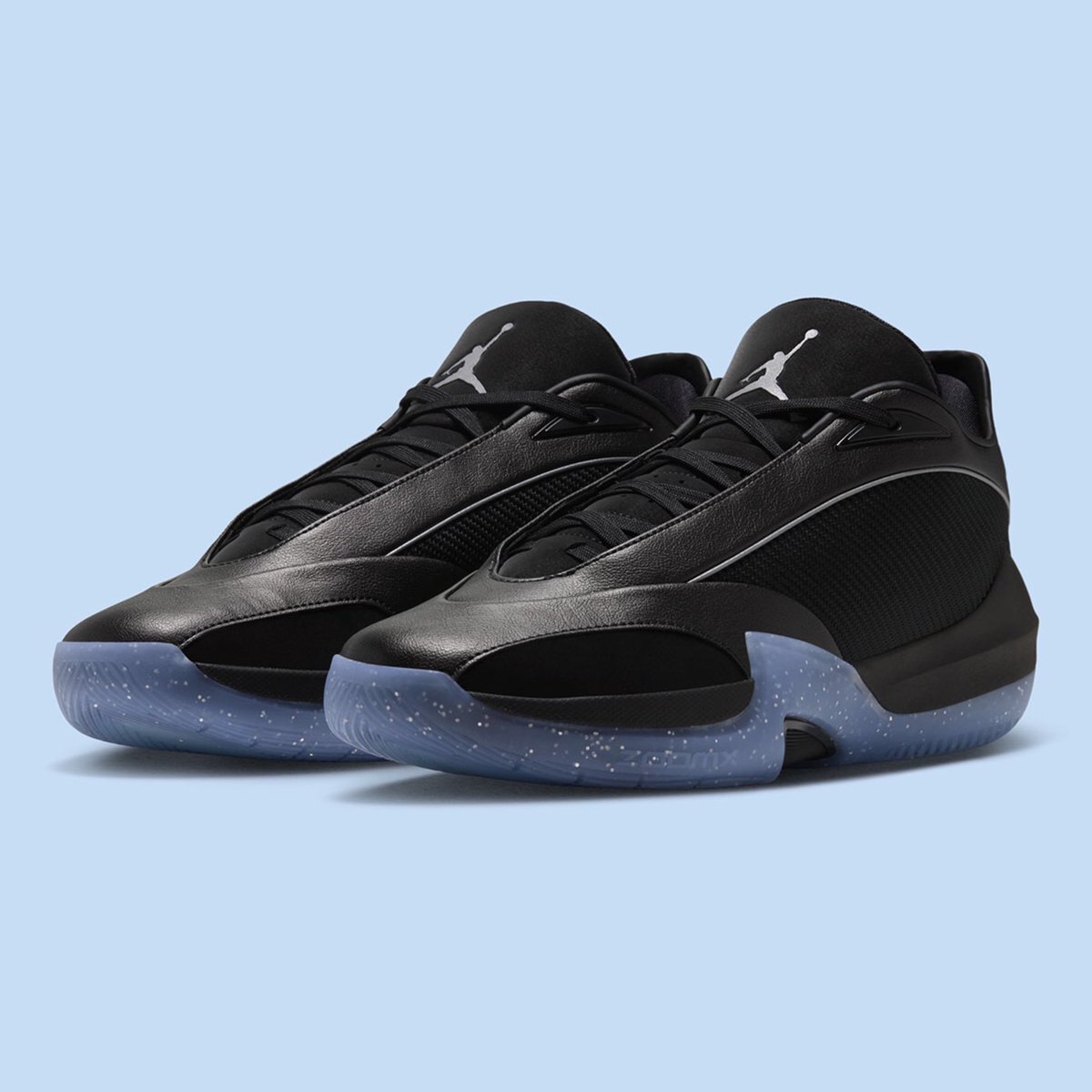JumpmanDaily's tweet photo. The Jordan Triangle “Black/Metallic Silver” will be available soon with a retail price tag of $115 #JordanBrand #JordanTriangle https://t.co/Cb6zxBbno5