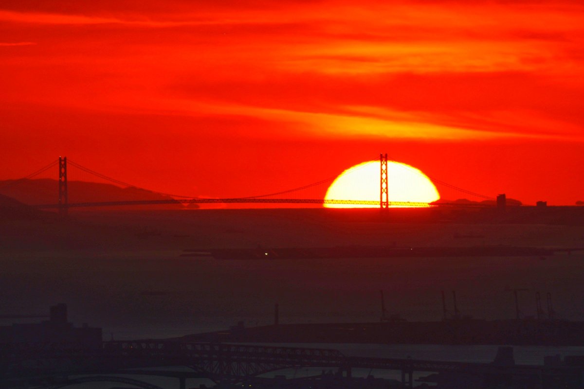 pcxbomb's tweet photo. 先日、生駒山山頂から見えたＳｕｎｓｅｔ

#明石海峡大橋 #sunset #日没 https://t.co/bAoLtvGPCK