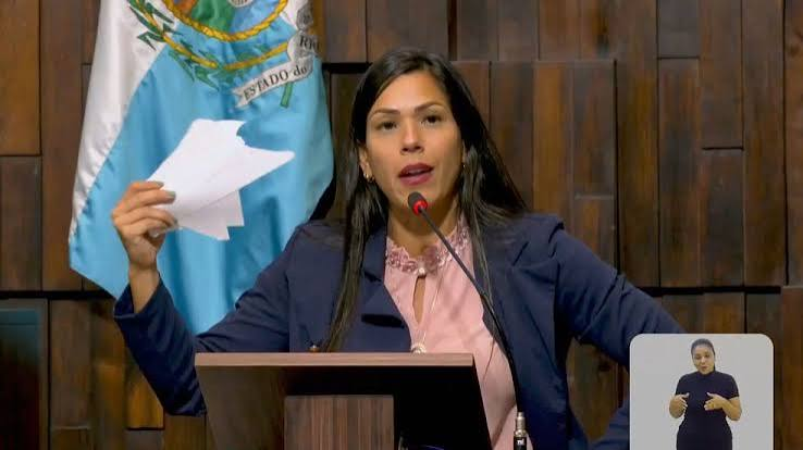ZAMENZA's tweet photo. A deputada estadual mais votada do Rio de Janeiro foi Índia Armelau, eleita com 248.504 votos. Ela votou para soltar o Rodrigo Bacellar, preso acusado de envolvimento com TH Joias (também preso) e o CV.

 Votou para manter a deputada Lucinha na ALERJ, após denúncias de seu envolvimento com milícias. Foi investigada pelo MP por rachadinha nas eleições de vereador do marido, onde teve um vídeo de um funcionário entregando dinheiro. Ela negou as acusações. 

Sua grande proposta é a criação de banheiros neutros para mulheres trans usarem e não atrapalharem as mulheres cis nos banheiros femininos.
