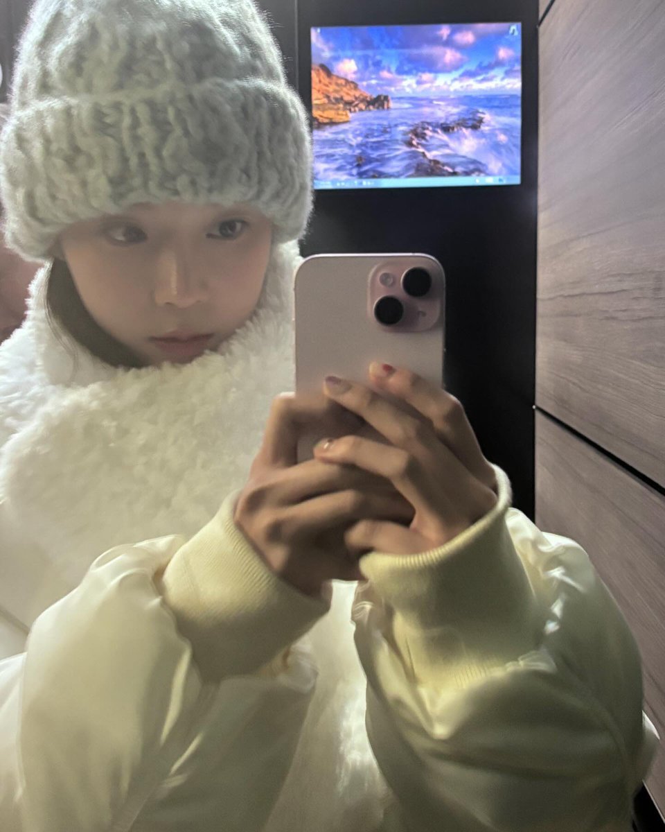 watasi486's tweet photo. 근데 새삼 폰 색 다양하게 썼었네 아직 안써본건 검정계열밖에 없나?? https://t.co/wkB1A3IzRr