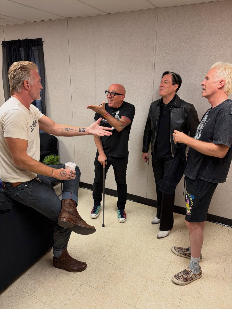 calicoandtears's tweet photo. josh is outnumbered by a perfect circle members 3-1 😓😓 https://t.co/7u5BlDxMcY