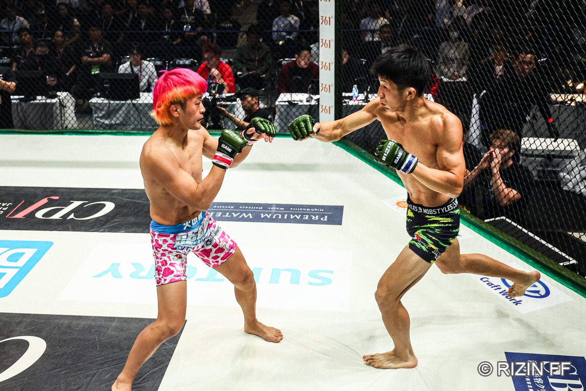rizin_PR's tweet photo. ✏️試合結果レポート✏️

abc presents #RIZIN_LANDMARK16 in NAGASAKI⛪

⚔️第5試合⚔️
RIZIN MMAルール：5分 3R（57.0kg）

🟥#火の鳥/ @hinotorix22【WIN】
ーーー🆚ーーー
🟦#上田将年【LOSE】

1R 3分26秒 TKO（レフェリーストップ：グラウンドパンチ）

📝試合レポート↓
https://t.co/Pfe8kDozlP

📡10/8（木）までお得なPPVアーカイブ配信中🎟
https://t.co/ZffXwmpFzu