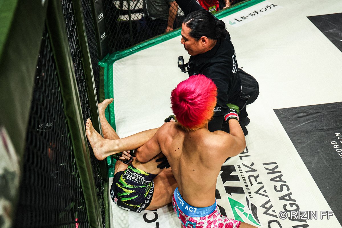 rizin_PR's tweet photo. ✏️試合結果レポート✏️

abc presents #RIZIN_LANDMARK16 in NAGASAKI⛪

⚔️第5試合⚔️
RIZIN MMAルール：5分 3R（57.0kg）

🟥#火の鳥/ @hinotorix22【WIN】
ーーー🆚ーーー
🟦#上田将年【LOSE】

1R 3分26秒 TKO（レフェリーストップ：グラウンドパンチ）

📝試合レポート↓
https://t.co/Pfe8kDozlP

📡10/8（木）までお得なPPVアーカイブ配信中🎟
https://t.co/ZffXwmpFzu