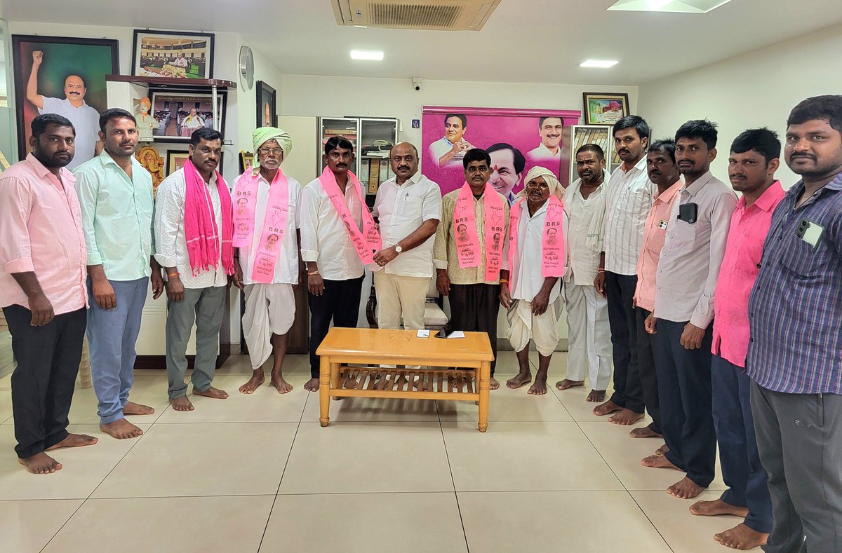 DharmareddyTRS's tweet photo. బీఆర్‌ఎస్‌లోకి ఆత్మీయ స్వాగతం..

సంగెం మండలం బిక్కోజనాయక్‌ తండకు చెందిన పలువురు కాంగ్రెస్ నాయకులు బీఆర్‌ఎస్‌లో చేరారు. వారికి గులాబీ కండువా కప్పి సాదరంగా ఆహ్వానించడం జరిగింది.

#ChallaDharmaReddy #BRS #Sangem #Parkal #Telangana 
@BRSparty https://t.co/KNax2CrFA6