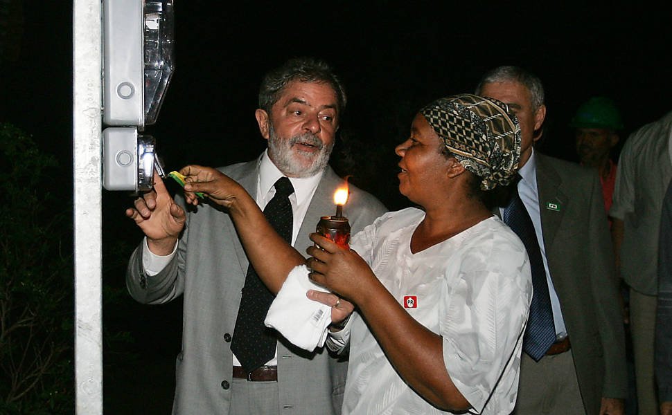 pocsurfistinhaa's tweet photo. lula levou energia para o nordeste que em pleno século 21 centenas de pessoas ainda viviam usando lâmpada de querosene. existem famílias que conheceram a energia elétrica há apenas 20 anos. não é preciso explicar mais nada. https://t.co/bGOfw9nGsn