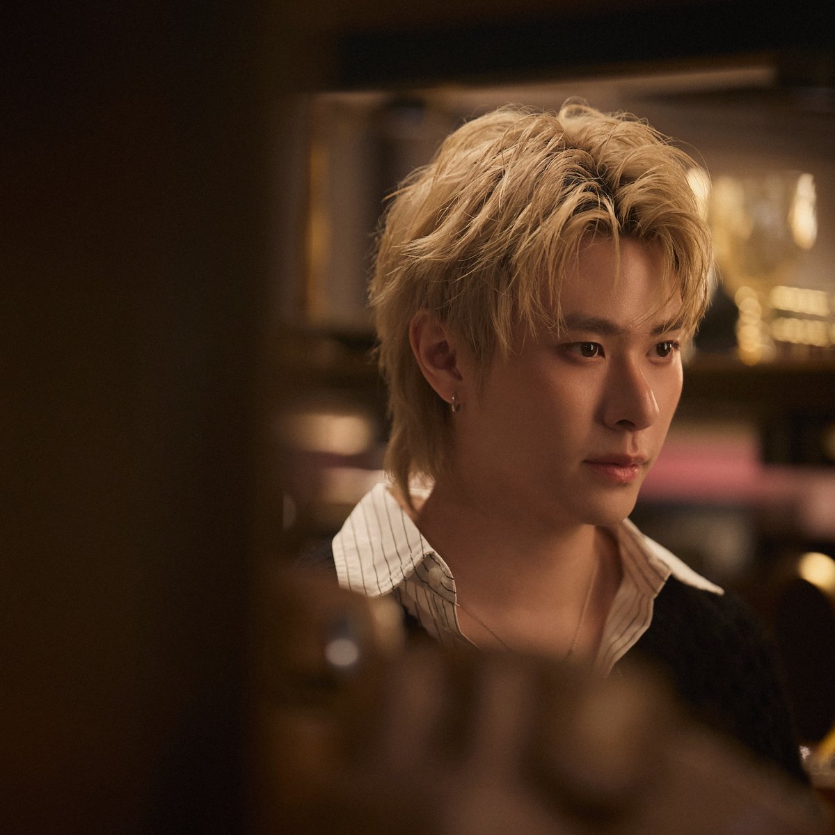 CM2Connect's tweet photo. “JACKIE JACKRIN” ส่งซิงเกิลใหม่ “UNTIL WE MEET AGAIN”

ส่งท้ายอัลบั้ม EP.02 HOW I FEEL?

พร้อมชวนทุกคนมองย้อนกลับไปด้วยรอยยิ้ม

กลับมาสร้างความประทับใจให้แฟนเพลงอีกครั้ง สำหรับศิลปินหนุ่มมากความสามารถ “JACKIE JACKRIN” (แจ๊คกี้ จักริน กังวานเกียรติชัย) ที่กลับมาพร้อมซิงเกิลที่ 4 “UNTIL WE MEET AGAIN”  บทสรุปส่งท้ายจากอัลบั้ม EP.02 HOW I FEEL? โดยเพลงนี้ถ่ายทอดความรู้สึกคิดถึงของคนที่แม้เวลาจะพาให้ต้องแยกจากกัน แต่ภาพของช่วงเวลาที่เคยมีร่วมกันยังไม่เคยเลือนหายไปจากความทรงจำ ซึ่งได้ THUNWA (ธันวา เนตรไทย) มารับหน้าที่แต่งเนื้อร้องและทำนอง ร่วมกับ Yoryorkk นั่งแท่นโปรดิวเซอร์และเรียบเรียงดนตรี โดยขยายความรู้สึกผ่าน Electric Guitar ผสานเข้ากับเสียง Bass และ กลอง ที่วางจังหวะอย่างทรงพลัง เสริมมิติด้วย Synth Lead เติมเต็มทำนองให้มีความโดดเด่น อบอวลไปด้วย Mood & Tone ของความอบอุ่นและความผูกพัน ให้ทุกคนพร้อมก้าวเดินต่อไปด้วยรอยยิ้ม

โดย JACKIE JACKRIN ได้เปิดเผยถึงแรงบันดาลใจในการทำงานครั้งนี้ว่า “สำหรับเพลง “UNTIL WE MEET AGAIN” เป็นซิงเกิลที่ผมอยากใช้ถ่ายทอดบทสรุปของความรู้สึกคิดถึงครับ ความคิดถึงในมุมของผมไม่ได้มีแค่ความเศร้าหรือความเสียดาย แต่เต็มไปด้วยความอบอุ่นและความขอบคุณต่อช่วงเวลาดีๆ ที่เคยเกิดขึ้น ผมตั้งใจเล่าผ่านดนตรีสไตล์ป็อปร็อคที่มีพลัง ทั้งเสียงกีตาร์ไฟฟ้าและจังหวะกลองที่หนักแน่น เพื่อสื่อว่าแม้เราจะเดินแยกย้ายไปเติบโตบนเส้นทางของตัวเอง แต่ความทรงจำเหล่านั้นจะยังคงอยู่ และผมเชื่อเสมอครับว่า ตราบใดที่เรายังมีเรื่องราวร่วมกัน สักวันหนึ่งเราอาจได้กลับมาพบกันอีกครั้งบนเส้นขอบฟ้าเดียวกัน ซึ่ง MV ได้ปล่อยออกมาแล้ว อยากให้แฟนเพลงทุกคนได้ลองติดตามชมและยิ้มไปกับความคิดถึงในเพลงนี้ครับ”

ติดตามผลงานล่าสุดของ “JACKIE JACKRIN” กับซิงเกิล “UNTIL WE MEET AGAIN” ได้ที่ YouTube: JACKIE JACKRIN และ Music Streaming ทุกช่องทางได้แล้ววันนี้

MV : https://t.co/rPTkPuD2aF