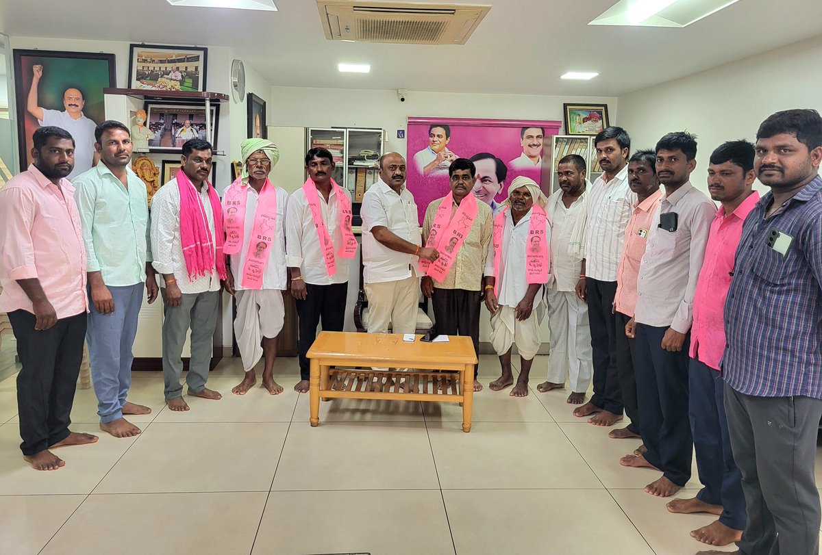 DharmareddyTRS's tweet photo. బీఆర్‌ఎస్‌లోకి ఆత్మీయ స్వాగతం..

సంగెం మండలం బిక్కోజనాయక్‌ తండకు చెందిన పలువురు కాంగ్రెస్ నాయకులు బీఆర్‌ఎస్‌లో చేరారు. వారికి గులాబీ కండువా కప్పి సాదరంగా ఆహ్వానించడం జరిగింది.

#ChallaDharmaReddy #BRS #Sangem #Parkal #Telangana 
@BRSparty https://t.co/KNax2CrFA6