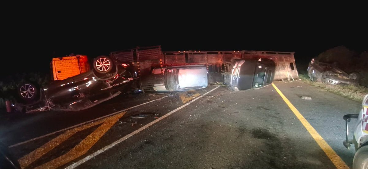 lnnocent191535's tweet photo. 🔴 N2 CLOSED both ways past Vleesbaai, Mossel Bay (05 Oct 05:32). Car carrier overturned across 4 lanes, 2nd crash into trailer. No fatalities. Patients to Mossel Bay hospital. Avoid area, use alt routes.

#N2 #MosselBay #TrafficAlert #GardenRoute
 #SANationalUpdates https://t.co/S2zwpIl8zs