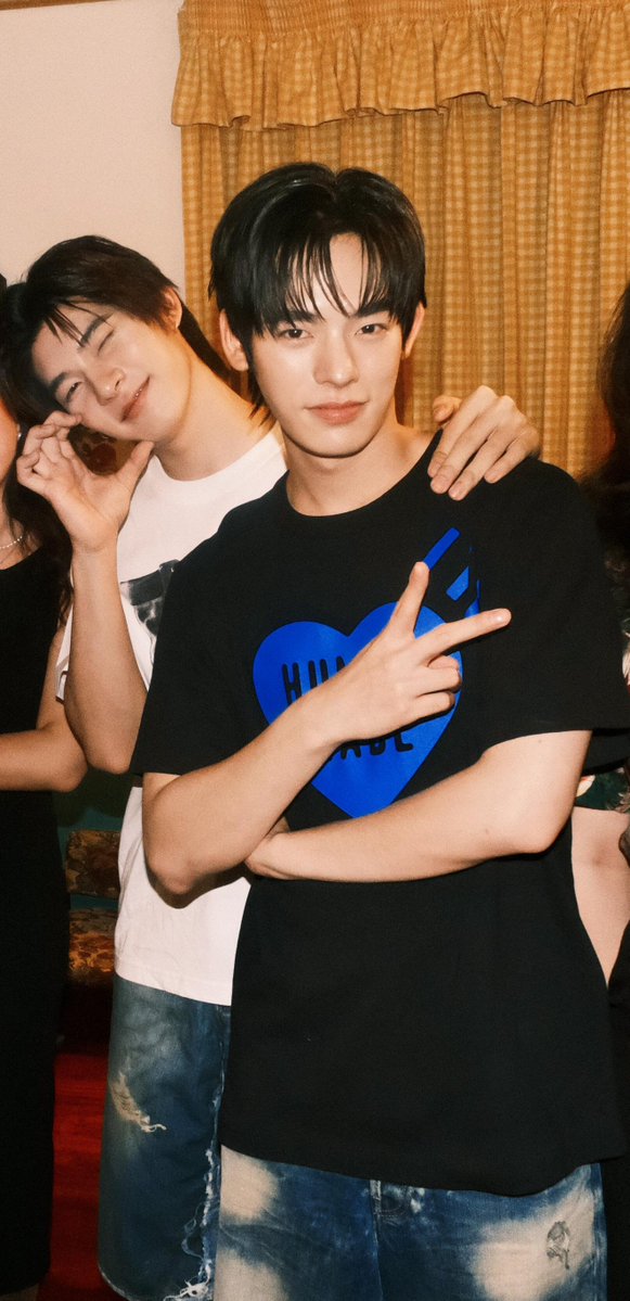 teeteebaipor's tweet photo. มีเด็กไปถ่ายงานมาด้วย ทีมงานบอกว่า เด็กๆน่ารักมาก ได้ลุคดีๆ ภาพสวยๆ เยอะเลย น่าจะเป็นนิตยสารจีน ละก็บอกว่า 

"เอาตรงๆ สำหรับการถ่ายทำครั้งนี้ บอกเลยว่า… ฟิน ชวนจิ้นมาก ทำไมถึงหวานกันได้ขนาดนี้เนี่ย เพื่อนร่วมงานที่ถ่ายคลิปเบื้องหลังคือหุบยิ้มไม่ได้เลยตลอดทั้งงาน 🤣 รู้จักกับช่างภาพมาตั้งหลายปี แต่นี่เป็นครั้งแรกเลยที่เห็นคนที่มีประสบการณ์สูงตื่นเต้นขนาดนี้ ถ่ายเสร็จไม่ยอมพักเลยด้วยซ้ำ รีบเลือกรูปต่อทันที "

โหยยย มีแต่คนชมเน้ออ เด็กๆน่ารักอะ ละขยันมาก ทำงานทุกวันเลย 🫠