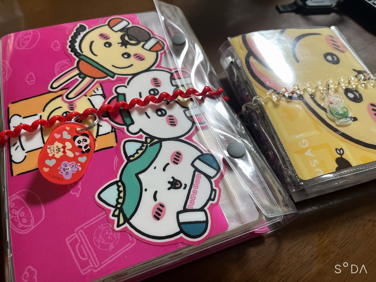 a3m2_ke's tweet photo. 手帳界隈に生きてるわけじゃないけど、
改造大好きだから軟質カードケースによってバインダーやら使い古しのクリアバインダーを錬金術
なんか良いやつなかったか中に入れるやつは考えたい https://t.co/mmoMLR5eWp