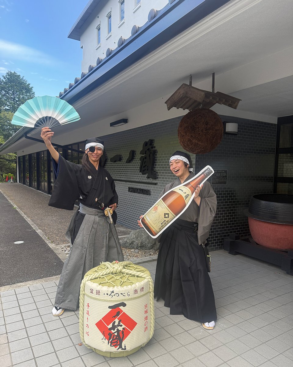 ichinokura_sake's tweet photo. 先日開催された「伊達なバス旅」の視察にて、なんと…！
#伊達武将隊 の 伊達政宗さま と 茂庭綱元さま が一ノ蔵へお越しくださいました😆🚌✨

「伊達なバス旅」当日はビシッと甲冑姿でご出陣されましたが、視察では着物姿でご登場いただきましたので皆様へお裾分け📸👀✨

イベントにご参加いただいた皆さま、大変お疲れ様でした✨

「伊達なバス旅」では、宮城県内を巡る様々な日帰りバスツアーを実施中です！

今回、参加できなかった皆さまも、一ノ蔵を巡るツアーなどご自分に合ったバス旅を見つけて、お出かけしてみませんか？
皆様のご参加を心よりお待ちしております🚌💨

#奥州仙台おもてなし集団伊達武将隊 #伊達政宗 #茂庭綱元 #伊達なバス旅 #宮城県