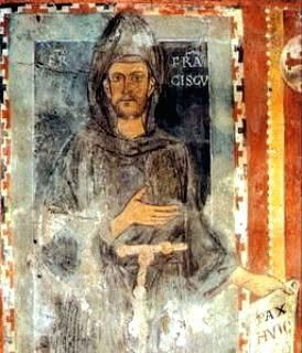 pierpi13's tweet photo. Questo è il più antico ritratto di San Francesco, pellegrino di eccezione all'interno del Sacro Speco di Subiaco nel 1223.
Francesco appare senza aureola e senza stimmate, ricevute l'anno successivo sul monte Verna.
L'autore del ritratto è un anonimo che affrescò il Santo nella Cappella di San Gregorio.
Francesco appare col naso dritto, gli occhi grandi, le sopracciglia non folte, la bocca delicata dalle labbra sottili, proprio come lo descrive Tommaso da Celano, il suo maggiore biografo.
Nella parte superiore dell'affresco si legge "Frater Franciscus", mentre vicino al piede destro si intravede un piccolo monaco con la tonaca rossa, che è il committente dell'opera.
Il Santo regge tra le mani un cartiglio con su scritto " Pax huic domui" (pace a questa casa).
La sua fisionomia riesce ad esprimere una grande forza spirituale.
Il Monastero di San Benedetto, conosciuto anche come Sacro Speco, è uno dei luoghi spirituali più suggestivi in Italia. Appare incastonato nella parte rocciosa del monte Taleo e custodisce la grotta in cui Benedetto da Norcia trascorse un periodo di vita eremitica, prima di dedicarsi alla vita cenobitica.
Francesco raggiunse Subiaco nel 1223 al seguito del cardinale Ugolino, futuro papa Gregorio IX.
Fonte:
Sacro Speco di San Benedetto, Subiaco