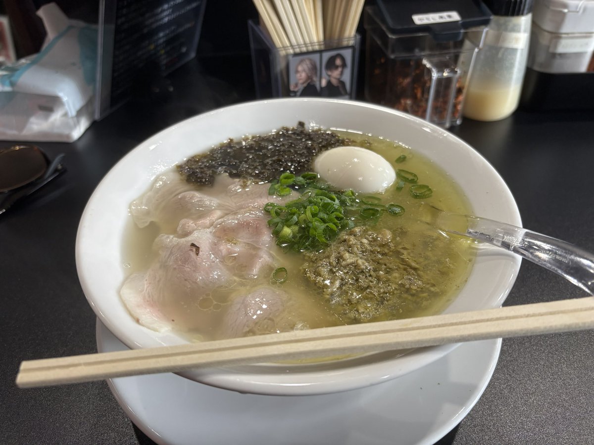 yasan_consadole's tweet photo. 函館開催が終わって皆さんが帰られたタイミングでアレなんですが友人のお店、函館の「God of Roses麺」さんで【コンサドーレラーメン】があります！
裏メニューなので店員さんにコンサドーレラーメンと言えばOKです🍜

是非！ https://t.co/5OqgeVwyQa