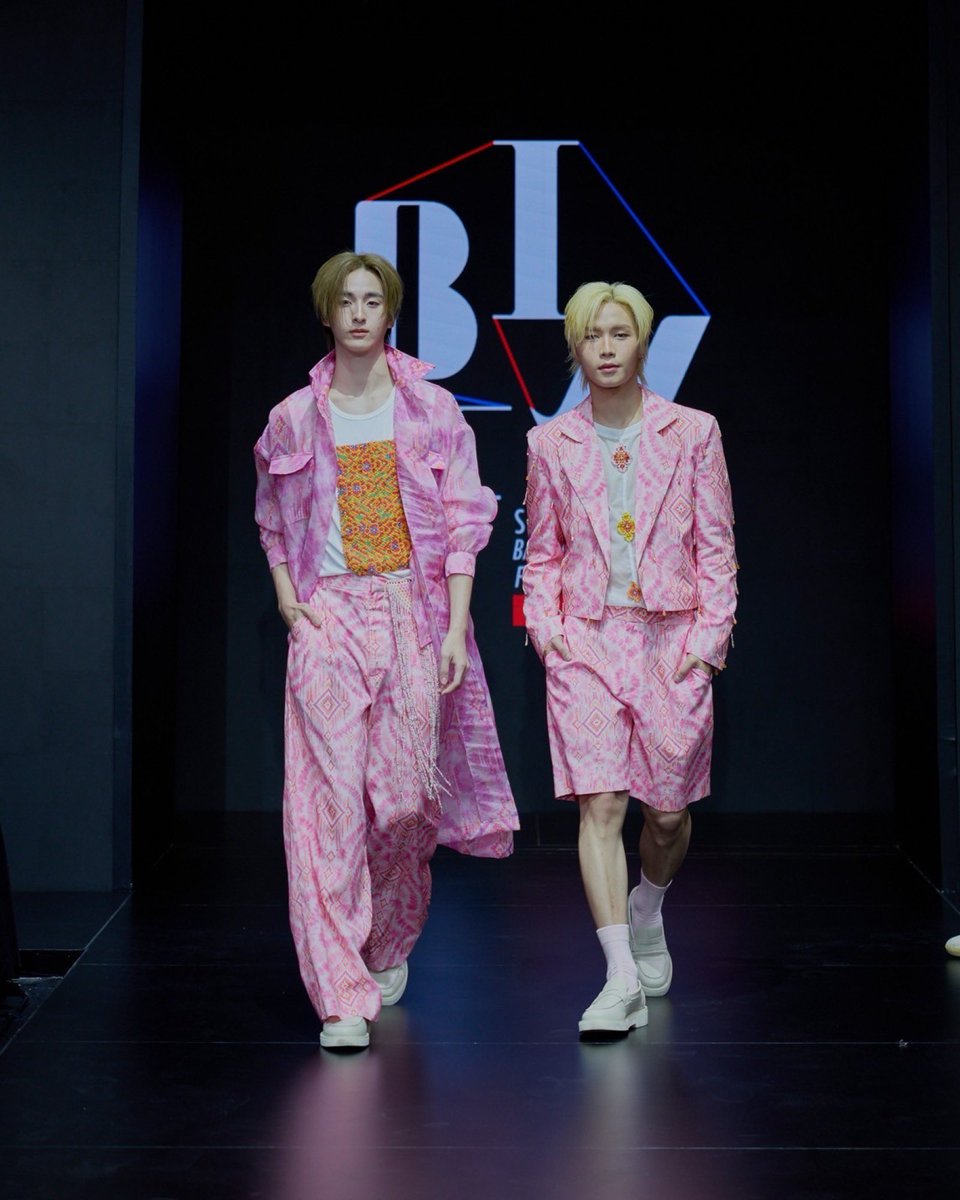 RainbowNewsent's tweet photo. จั๋งธีร์ BUS #JUNGt - แทด ATLAS #TadATLAS ทำไฟลุกรันเวย์สยามเซ็นเตอร์ งาน “Bangkok International Fashion Week 2026 - Visionary Stage at Siam Center” เวทียังก์ดีไซเนอร์ที่สยามเซ็นเตอร์ ผนึก เอปสัน ประเทศไทย จัดอลังการ

#SiamCenter #TheIdeaopolis #BeInspired #BeTheFirst #BIFW2026 #SiamCenterBIFW2026

จั๋ง BUS - ธีร์ บุญเสริมสุวงศ์ สมาชิกวงบอยแบนด์ไทย BUS ในสังกัด Sonray Music ควงคู่ แทด ATLAS – ฐาปนา จงกลวัฒนาภรณ์ สมาชิกน้องเล็กสุดท้อง และเมนแดน��์ของวงบอยแบนด์ T-POP สัญชาติไทย ATLAS (แอทลาส) สังกัด XOXO Entertainment มาร่วมงานใหญ่แห่งปี ที่สยามเซ็นเตอร์ ร่วมกับ เอปสัน ประเทศไทย เปิดเวที  “Visionary Stage at Siam Center” ในงาน Bangkok International Fashion Week 2026 หรือ BIFW 2026 ที่จัดขึ้นระหว่างวันที่ 1-4 ตุลาคม 2569ที่เอเทรี่ยม 2 ชั้น G ศูนย์การค้าสยามเซ็นเตอร์ นำเสนอผลงานยังก์ดีไซเนอร์จากมหาวิทยาลัยและสถาบันทั่วประเทศ ภายใต้คอนเซ็ปต์ NEXT TH-PHENOMENON ปรากฏการณ์คลื่นลูกใหม่ พลังไทยสร���างสรรค์สู่ผลงานแฟชั่นดีไซน์ระดับโลก

Visionary Stage at Siam Center นับเป็นหนึ่งในแฟชั่นรันเวย์แรกในประวัติศาสตร์ของเมืองไทย ที่สนับสนุนไทยดีไซเนอร์รุ่นใหม่ให้ได้แสดงผลงาน และผลักดันวงการดีไซเนอร์ไทยประดับวงการ โดยวันเปิดงานพฤหัสบดีที่ 1 ตุลาคม 2569 พบกับผลงานยังก์ดีไซเนอร์จากมหาวิทยาลัย��ทคโนโลยีราชมงคลศรีวิชัย สงขลา ที่มาในรูปของ “เสน่ห์ปักษ์ใต้” สีสันและวิถีชีวิตของภาคใต้ ครีเอตสำหรับรันเวย์นี้โดยเฉพาะ ถ่ายทอดผลงานแฟชั่นที่ได้รับแรงบันดาลใจจากผ้าปาเต๊ะและผ้าบาติกใต้ ผสมกับลวดลายของดอกไม้และพืชพรรณเขตร้อน เช่น ดอกชบา ดอกเฟื่องฟ้า ใบไม้ และลวดลายมโนราห์วัฒนธรรมและวิถีชีวิตมาต่อยอดเป็นผลงานแฟชั่นร่วมสมัย

พร้อมคอลเลกชันพิเศษ “Siam Center x  Epson– ไทยแลนด์ ไทยเริ่ด”  สะท้อนความเป็นไทยที่มีราก แต่ไม่ถูกจำกัดด้วยกรอบเดิม ผสานเทคโนโลยีการพิมพ์รักษ์โลก ที่นำเสนอความอลังการบนรันเวย์โดย จั๋งธีร์ BUS และ แทด ATLAS 2 หนุ่มสุดฮอต ที่ควงคู่กันมาเดินสับๆ เรียกเสียงกรี๊ดบนรันเวย์กับลุคสุดเท่

นอกจากนี้ 2 หนุ่มสุดฮอตยังชวน 2 คู่จิ้นจากค่ายDomundi แม้ก(MAX) - กรธัสส์ รุจีรัตนาวรพันธุ์ และ ณฐ(NAT) – ณฐสิสส์ โสภณพงษ์ มาร่วมโชว์สกิลนายแบบจำเป็นบนรันเวย์ยังก์ดีไซเนอร์ด้วย ทั้งนี้ตลอดทั้งวันยังมีรอบแฟชั่นโชว์ยังก์ดีไซเนอร์จากสถาบันการศึกษาต่างๆด้วย ความพิเศษของแต่ละโชว์ ยังได้รับการเติมเต็มจากเหล่าศิลปิน นักแสดง และบุคคลที่มีชื่อเสียงร่วมถ่ายทอดลุคพิเศษบนรันเวย์ สะท้อนพลังการผสานศิลปะ วัฒนธรรม นวัตกรรม และความยั่งยืนเข้าไว้ด้วยกันอย่างลงตัว โดยโชว์ที่ 2 เริ่มเวลา 15.00 น. เป็นผลงานยังก์ดีไซเนอร์จากจุฬาลงกรณ์มหาวิทยาลัย แนวคิดของคนรุ่นใหม่ต่อประเด็นด้านความหลากหลาย ผสมผสานความร่วมสมัยแนวทดลอง ที่สะท้อนมุมมองเชิงพหุคติในโลกปัจจุบัน มีศิลปินไฮไลต์ คือ GINNY & JAYNA , APPLE & MIM จากค่าย North Atar Entertainment

รอบเวลา 17.00 น. เป็นผลงานยังก์ดีไซเนอร์จากมหาวิทยาลัยกรุงเทพ เป็นงานดีไซน์ที่ตอบโจทย์การใช้งานจริงเพื่อบรรเทาภัยพิบัติทางธรรมชาติ ศิลปินไฮไลต์ TOPTAP-MINLEE จาก PAYBACK The Series , TA-US จาก LOVE LIKE A BIKE ปั่นไปให้ถึงรัก  รอบ 19.00 น. เป็นผลงานไทยดีไซเนอร์ที่ผ่านเวทีระดับโลกมาแล้วอย่าง เต่าทองดำ (Black Beetle) ผลงานการออกแบบโดย กุ้ง-ศรุดา นิ่มพิทักษ์พงศ์ แล��� ฮิวโก้-จุลจักร จักรพงษ์ ที่ครีเอตโชว์พิเศษร่วมกับแบรนด์ไทยท้องถิ่น Mohhomphrae, Heritage และ Kanhom ศิลปินไฮไลต์ NEST และ SAINT

และยังมีโชว์จากอีกหลากหลายสถาบันการศึกษา ตลอดทั้ง 4 วันเต็ม งานนี้สยามเซ็นเตอร์ ต้องการตอกย้ำการเป็น ‘มหานครแห่งไทยสร้างสรรค์’ และ“Visionary Stage at Siam Center” เป็นหนึ่งในแฟชั่นรันเวย์แรกของไทย ที่สนับสนุนไทยดีไซเนอร์ประดับวงการมาอย่างต่อเนื่องและยาวนานหลายทศวรรษ พร้อมผลักดันพลังคนรุ่นใหม่ ดีไซเนอร์รุ่นใหม่ไทยสู่ปรากฏการณ์แฟชั่นสะท้อนวัฒนธรรมไทยร่วมสมัย ที่พร้อมนำเสนอบนรันเวย์รวม 4 วัน 16โชว์ จาก 13 มหาวิทยาลัยและสถาบันทั่วประเทศ ได้แก่มหาวิทยาลัยกรุงเทพ,มหาวิทยาลัยขอนแก่น,จุฬาลงกรณ์มหาวิทยาลัย,สถาบันออกแบบนานาชาติชนาพัฒน์,มหาวิทยาลัยเชียงใหม่,มหาวิทยาลัยธรรมศาสตร์,มหาวิทยาลัย���ทคโนโลยีราชมงคลพระนคร,มหาวิทยาลัยมหาสารคาม,มหาวิทยาลัยราชภัฏสวนสุนันทา,มหาวิทยาลัยราชภัฏอุดรธานี,มหาวิทยาลัยศรีนครินทรวิโรฒ, มหาวิทยาลัยเทคโนโลยีราชมงคลศรีวิชัย สงขลา,มหาวิทยาลัยสงขลานครินทร์ และ 3 แบรนด์ดีไซเนอร์ไทยได้แก่ KIERA SELBE, Sleeping Cloud และ เต่าทองดำ(Black Beetle)