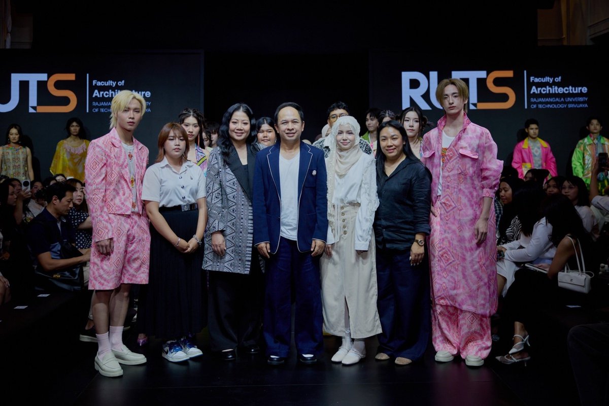 RainbowNewsent's tweet photo. จั๋งธีร์ BUS #JUNGt - แทด ATLAS #TadATLAS ทำไฟลุกรันเวย์สยามเซ็นเตอร์ งาน “Bangkok International Fashion Week 2026 - Visionary Stage at Siam Center” เวทียังก์ดีไซเนอร์ที่สยามเซ็นเตอร์ ผนึก เอปสัน ประเทศไทย จัดอลังการ

#SiamCenter #TheIdeaopolis #BeInspired #BeTheFirst #BIFW2026 #SiamCenterBIFW2026

จั๋ง BUS - ธีร์ บุญเสริมสุวงศ์ สมาชิกวงบอยแบนด์ไทย BUS ในสังกัด Sonray Music ควงคู่ แทด ATLAS – ฐาปนา จงกลวัฒนาภรณ์ สมาชิกน้องเล็กสุดท้อง และเมนแดน��์ของวงบอยแบนด์ T-POP สัญชาติไทย ATLAS (แอทลาส) สังกัด XOXO Entertainment มาร่วมงานใหญ่แห่งปี ที่สยามเซ็นเตอร์ ร่วมกับ เอปสัน ประเทศไทย เปิดเวที  “Visionary Stage at Siam Center” ในงาน Bangkok International Fashion Week 2026 หรือ BIFW 2026 ที่จัดขึ้นระหว่างวันที่ 1-4 ตุลาคม 2569ที่เอเทรี่ยม 2 ชั้น G ศูนย์การค้าสยามเซ็นเตอร์ นำเสนอผลงานยังก์ดีไซเนอร์จากมหาวิทยาลัยและสถาบันทั่วประเทศ ภายใต้คอนเซ็ปต์ NEXT TH-PHENOMENON ปรากฏการณ์คลื่นลูกใหม่ พลังไทยสร���างสรรค์สู่ผลงานแฟชั่นดีไซน์ระดับโลก

Visionary Stage at Siam Center นับเป็นหนึ่งในแฟชั่นรันเวย์แรกในประวัติศาสตร์ของเมืองไทย ที่สนับสนุนไทยดีไซเนอร์รุ่นใหม่ให้ได้แสดงผลงาน และผลักดันวงการดีไซเนอร์ไทยประดับวงการ โดยวันเปิดงานพฤหัสบดีที่ 1 ตุลาคม 2569 พบกับผลงานยังก์ดีไซเนอร์จากมหาวิทยาลัย��ทคโนโลยีราชมงคลศรีวิชัย สงขลา ที่มาในรูปของ “เสน่ห์ปักษ์ใต้” สีสันและวิถีชีวิตของภาคใต้ ครีเอตสำหรับรันเวย์นี้โดยเฉพาะ ถ่ายทอดผลงานแฟชั่นที่ได้รับแรงบันดาลใจจากผ้าปาเต๊ะและผ้าบาติกใต้ ผสมกับลวดลายของดอกไม้และพืชพรรณเขตร้อน เช่น ดอกชบา ดอกเฟื่องฟ้า ใบไม้ และลวดลายมโนราห์วัฒนธรรมและวิถีชีวิตมาต่อยอดเป็นผลงานแฟชั่นร่วมสมัย

พร้อมคอลเลกชันพิเศษ “Siam Center x  Epson– ไทยแลนด์ ไทยเริ่ด”  สะท้อนความเป็นไทยที่มีราก แต่ไม่ถูกจำกัดด้วยกรอบเดิม ผสานเทคโนโลยีการพิมพ์รักษ์โลก ที่นำเสนอความอลังการบนรันเวย์โดย จั๋งธีร์ BUS และ แทด ATLAS 2 หนุ่มสุดฮอต ที่ควงคู่กันมาเดินสับๆ เรียกเสียงกรี๊ดบนรันเวย์กับลุคสุดเท่

นอกจากนี้ 2 หนุ่มสุดฮอตยังชวน 2 คู่จิ้นจากค่ายDomundi แม้ก(MAX) - กรธัสส์ รุจีรัตนาวรพันธุ์ และ ณฐ(NAT) – ณฐสิสส์ โสภณพงษ์ มาร่วมโชว์สกิลนายแบบจำเป็นบนรันเวย์ยังก์ดีไซเนอร์ด้วย ทั้งนี้ตลอดทั้งวันยังมีรอบแฟชั่นโชว์ยังก์ดีไซเนอร์จากสถาบันการศึกษาต่างๆด้วย ความพิเศษของแต่ละโชว์ ยังได้รับการเติมเต็มจากเหล่าศิลปิน นักแสดง และบุคคลที่มีชื่อเสียงร่วมถ่ายทอดลุคพิเศษบนรันเวย์ สะท้อนพลังการผสานศิลปะ วัฒนธรรม นวัตกรรม และความยั่งยืนเข้าไว้ด้วยกันอย่างลงตัว โดยโชว์ที่ 2 เริ่มเวลา 15.00 น. เป็นผลงานยังก์ดีไซเนอร์จากจุฬาลงกรณ์มหาวิทยาลัย แนวคิดของคนรุ่นใหม่ต่อประเด็นด้านความหลากหลาย ผสมผสานความร่วมสมัยแนวทดลอง ที่สะท้อนมุมมองเชิงพหุคติในโลกปัจจุบัน มีศิลปินไฮไลต์ คือ GINNY & JAYNA , APPLE & MIM จากค่าย North Atar Entertainment

รอบเวลา 17.00 น. เป็นผลงานยังก์ดีไซเนอร์จากมหาวิทยาลัยกรุงเทพ เป็นงานดีไซน์ที่ตอบโจทย์การใช้งานจริงเพื่อบรรเทาภัยพิบัติทางธรรมชาติ ศิลปินไฮไลต์ TOPTAP-MINLEE จาก PAYBACK The Series , TA-US จาก LOVE LIKE A BIKE ปั่นไปให้ถึงรัก  รอบ 19.00 น. เป็นผลงานไทยดีไซเนอร์ที่ผ่านเวทีระดับโลกมาแล้วอย่าง เต่าทองดำ (Black Beetle) ผลงานการออกแบบโดย กุ้ง-ศรุดา นิ่มพิทักษ์พงศ์ แล��� ฮิวโก้-จุลจักร จักรพงษ์ ที่ครีเอตโชว์พิเศษร่วมกับแบรนด์ไทยท้องถิ่น Mohhomphrae, Heritage และ Kanhom ศิลปินไฮไลต์ NEST และ SAINT

และยังมีโชว์จากอีกหลากหลายสถาบันการศึกษา ตลอดทั้ง 4 วันเต็ม งานนี้สยามเซ็นเตอร์ ต้องการตอกย้ำการเป็น ‘มหานครแห่งไทยสร้างสรรค์’ และ“Visionary Stage at Siam Center” เป็นหนึ่งในแฟชั่นรันเวย์แรกของไทย ที่สนับสนุนไทยดีไซเนอร์ประดับวงการมาอย่างต่อเนื่องและยาวนานหลายทศวรรษ พร้อมผลักดันพลังคนรุ่นใหม่ ดีไซเนอร์รุ่นใหม่ไทยสู่ปรากฏการณ์แฟชั่นสะท้อนวัฒนธรรมไทยร่วมสมัย ที่พร้อมนำเสนอบนรันเวย์รวม 4 วัน 16โชว์ จาก 13 มหาวิทยาลัยและสถาบันทั่วประเทศ ได้แก่มหาวิทยาลัยกรุงเทพ,มหาวิทยาลัยขอนแก่น,จุฬาลงกรณ์มหาวิทยาลัย,สถาบันออกแบบนานาชาติชนาพัฒน์,มหาวิทยาลัยเชียงใหม่,มหาวิทยาลัยธรรมศาสตร์,มหาวิทยาลัย���ทคโนโลยีราชมงคลพระนคร,มหาวิทยาลัยมหาสารคาม,มหาวิทยาลัยราชภัฏสวนสุนันทา,มหาวิทยาลัยราชภัฏอุดรธานี,มหาวิทยาลัยศรีนครินทรวิโรฒ, มหาวิทยาลัยเทคโนโลยีราชมงคลศรีวิชัย สงขลา,มหาวิทยาลัยสงขลานครินทร์ และ 3 แบรนด์ดีไซเนอร์ไทยได้แก่ KIERA SELBE, Sleeping Cloud และ เต่าทองดำ(Black Beetle)