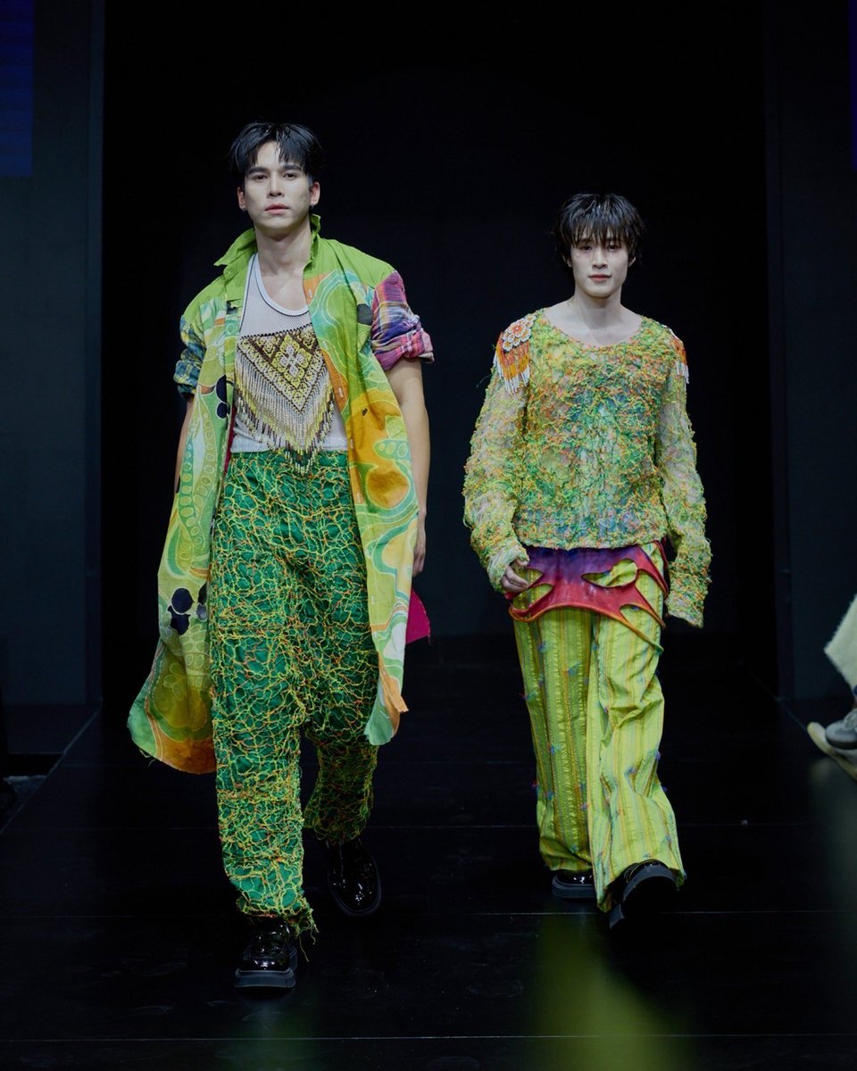 RainbowNewsent's tweet photo. จั๋งธีร์ BUS #JUNGt - แทด ATLAS #TadATLAS ทำไฟลุกรันเวย์สยามเซ็นเตอร์ งาน “Bangkok International Fashion Week 2026 - Visionary Stage at Siam Center” เวทียังก์ดีไซเนอร์ที่สยามเซ็นเตอร์ ผนึก เอปสัน ประเทศไทย จัดอลังการ

#SiamCenter #TheIdeaopolis #BeInspired #BeTheFirst #BIFW2026 #SiamCenterBIFW2026

จั๋ง BUS - ธีร์ บุญเสริมสุวงศ์ สมาชิกวงบอยแบนด์ไทย BUS ในสังกัด Sonray Music ควงคู่ แทด ATLAS – ฐาปนา จงกลวัฒนาภรณ์ สมาชิกน้องเล็กสุดท้อง และเมนแดน��์ของวงบอยแบนด์ T-POP สัญชาติไทย ATLAS (แอทลาส) สังกัด XOXO Entertainment มาร่วมงานใหญ่แห่งปี ที่สยามเซ็นเตอร์ ร่วมกับ เอปสัน ประเทศไทย เปิดเวที  “Visionary Stage at Siam Center” ในงาน Bangkok International Fashion Week 2026 หรือ BIFW 2026 ที่จัดขึ้นระหว่างวันที่ 1-4 ตุลาคม 2569ที่เอเทรี่ยม 2 ชั้น G ศูนย์การค้าสยามเซ็นเตอร์ นำเสนอผลงานยังก์ดีไซเนอร์จากมหาวิทยาลัยและสถาบันทั่วประเทศ ภายใต้คอนเซ็ปต์ NEXT TH-PHENOMENON ปรากฏการณ์คลื่นลูกใหม่ พลังไทยสร���างสรรค์สู่ผลงานแฟชั่นดีไซน์ระดับโลก

Visionary Stage at Siam Center นับเป็นหนึ่งในแฟชั่นรันเวย์แรกในประวัติศาสตร์ของเมืองไทย ที่สนับสนุนไทยดีไซเนอร์รุ่นใหม่ให้ได้แสดงผลงาน และผลักดันวงการดีไซเนอร์ไทยประดับวงการ โดยวันเปิดงานพฤหัสบดีที่ 1 ตุลาคม 2569 พบกับผลงานยังก์ดีไซเนอร์จากมหาวิทยาลัย��ทคโนโลยีราชมงคลศรีวิชัย สงขลา ที่มาในรูปของ “เสน่ห์ปักษ์ใต้” สีสันและวิถีชีวิตของภาคใต้ ครีเอตสำหรับรันเวย์นี้โดยเฉพาะ ถ่ายทอดผลงานแฟชั่นที่ได้รับแรงบันดาลใจจากผ้าปาเต๊ะและผ้าบาติกใต้ ผสมกับลวดลายของดอกไม้และพืชพรรณเขตร้อน เช่น ดอกชบา ดอกเฟื่องฟ้า ใบไม้ และลวดลายมโนราห์วัฒนธรรมและวิถีชีวิตมาต่อยอดเป็นผลงานแฟชั่นร่วมสมัย

พร้อมคอลเลกชันพิเศษ “Siam Center x  Epson– ไทยแลนด์ ไทยเริ่ด”  สะท้อนความเป็นไทยที่มีราก แต่ไม่ถูกจำกัดด้วยกรอบเดิม ผสานเทคโนโลยีการพิมพ์รักษ์โลก ที่นำเสนอความอลังการบนรันเวย์โดย จั๋งธีร์ BUS และ แทด ATLAS 2 หนุ่มสุดฮอต ที่ควงคู่กันมาเดินสับๆ เรียกเสียงกรี๊ดบนรันเวย์กับลุคสุดเท่

นอกจากนี้ 2 หนุ่มสุดฮอตยังชวน 2 คู่จิ้นจากค่ายDomundi แม้ก(MAX) - กรธัสส์ รุจีรัตนาวรพันธุ์ และ ณฐ(NAT) – ณฐสิสส์ โสภณพงษ์ มาร่วมโชว์สกิลนายแบบจำเป็นบนรันเวย์ยังก์ดีไซเนอร์ด้วย ทั้งนี้ตลอดทั้งวันยังมีรอบแฟชั่นโชว์ยังก์ดีไซเนอร์จากสถาบันการศึกษาต่างๆด้วย ความพิเศษของแต่ละโชว์ ยังได้รับการเติมเต็มจากเหล่าศิลปิน นักแสดง และบุคคลที่มีชื่อเสียงร่วมถ่ายทอดลุคพิเศษบนรันเวย์ สะท้อนพลังการผสานศิลปะ วัฒนธรรม นวัตกรรม และความยั่งยืนเข้าไว้ด้วยกันอย่างลงตัว โดยโชว์ที่ 2 เริ่มเวลา 15.00 น. เป็นผลงานยังก์ดีไซเนอร์จากจุฬาลงกรณ์มหาวิทยาลัย แนวคิดของคนรุ่นใหม่ต่อประเด็นด้านความหลากหลาย ผสมผสานความร่วมสมัยแนวทดลอง ที่สะท้อนมุมมองเชิงพหุคติในโลกปัจจุบัน มีศิลปินไฮไลต์ คือ GINNY & JAYNA , APPLE & MIM จากค่าย North Atar Entertainment

รอบเวลา 17.00 น. เป็นผลงานยังก์ดีไซเนอร์จากมหาวิทยาลัยกรุงเทพ เป็นงานดีไซน์ที่ตอบโจทย์การใช้งานจริงเพื่อบรรเทาภัยพิบัติทางธรรมชาติ ศิลปินไฮไลต์ TOPTAP-MINLEE จาก PAYBACK The Series , TA-US จาก LOVE LIKE A BIKE ปั่นไปให้ถึงรัก  รอบ 19.00 น. เป็นผลงานไทยดีไซเนอร์ที่ผ่านเวทีระดับโลกมาแล้วอย่าง เต่าทองดำ (Black Beetle) ผลงานการออกแบบโดย กุ้ง-ศรุดา นิ่มพิทักษ์พงศ์ แล��� ฮิวโก้-จุลจักร จักรพงษ์ ที่ครีเอตโชว์พิเศษร่วมกับแบรนด์ไทยท้องถิ่น Mohhomphrae, Heritage และ Kanhom ศิลปินไฮไลต์ NEST และ SAINT

และยังมีโชว์จากอีกหลากหลายสถาบันการศึกษา ตลอดทั้ง 4 วันเต็ม งานนี้สยามเซ็นเตอร์ ต้องการตอกย้ำการเป็น ‘มหานครแห่งไทยสร้างสรรค์’ และ“Visionary Stage at Siam Center” เป็นหนึ่งในแฟชั่นรันเวย์แรกของไทย ที่สนับสนุนไทยดีไซเนอร์ประดับวงการมาอย่างต่อเนื่องและยาวนานหลายทศวรรษ พร้อมผลักดันพลังคนรุ่นใหม่ ดีไซเนอร์รุ่นใหม่ไทยสู่ปรากฏการณ์แฟชั่นสะท้อนวัฒนธรรมไทยร่วมสมัย ที่พร้อมนำเสนอบนรันเวย์รวม 4 วัน 16โชว์ จาก 13 มหาวิทยาลัยและสถาบันทั่วประเทศ ได้แก่มหาวิทยาลัยกรุงเทพ,มหาวิทยาลัยขอนแก่น,จุฬาลงกรณ์มหาวิทยาลัย,สถาบันออกแบบนานาชาติชนาพัฒน์,มหาวิทยาลัยเชียงใหม่,มหาวิทยาลัยธรรมศาสตร์,มหาวิทยาลัย���ทคโนโลยีราชมงคลพระนคร,มหาวิทยาลัยมหาสารคาม,มหาวิทยาลัยราชภัฏสวนสุนันทา,มหาวิทยาลัยราชภัฏอุดรธานี,มหาวิทยาลัยศรีนครินทรวิโรฒ, มหาวิทยาลัยเทคโนโลยีราชมงคลศรีวิชัย สงขลา,มหาวิทยาลัยสงขลานครินทร์ และ 3 แบรนด์ดีไซเนอร์ไทยได้แก่ KIERA SELBE, Sleeping Cloud และ เต่าทองดำ(Black Beetle)