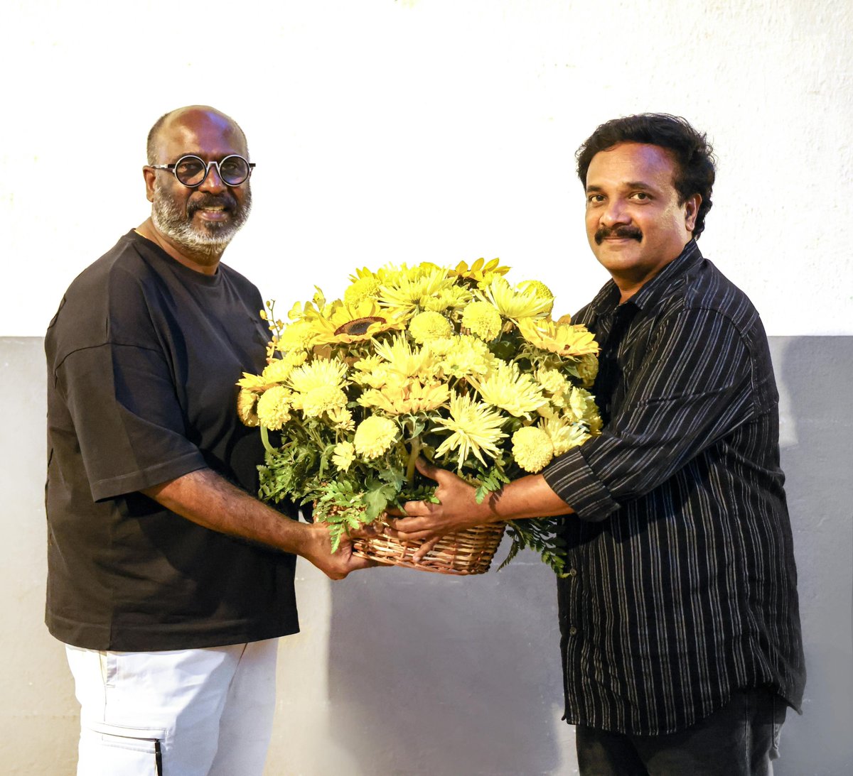 sidhuwrites's tweet photo. Well known film producer @RdRajaOfficial has joined hands with India's leading production designer @muthurajthangvl. Turning a producer and director with the launch of #ManthiraStudios, Muthuraj will now direct a hyper realistic digital hybrid feature film.

#TMuthuraj #RDRaja https://t.co/gYQ6vVc8YR