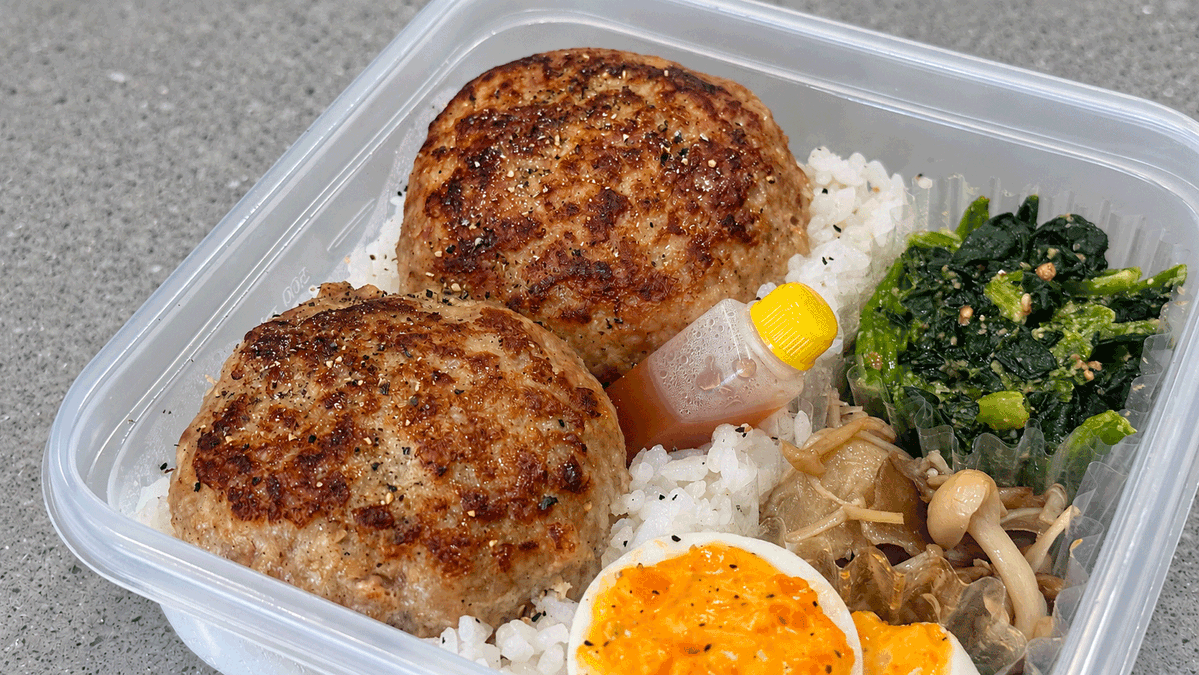 jannah_rent's tweet photo. さわさんの投稿を見かけて早速頼んで食べてみたのですが、この豚ハンバーグ本当においしい❗️（3枚目の写真が我が家の弁当となったリアルな写真）

「🧄ガーリック味がおすすめだよ！」と言われて頼んでみたのですが、おいしすぎて早速我が家も必需品になりました🤣
（ハンバーグって作るの地味に大変ですからね、、それがRM8.5/個はリーズナブル❗）

メニュー画像はAIなので本当においしいか半信半疑だったのですが、我が家は初めて食べた当日に「8個セット」追加でオーダーしました笑

事前に数日前からデリバリー注文しないと届くまで数日かかるようなので、気になる方はぜひ頼んでみてください🤤
